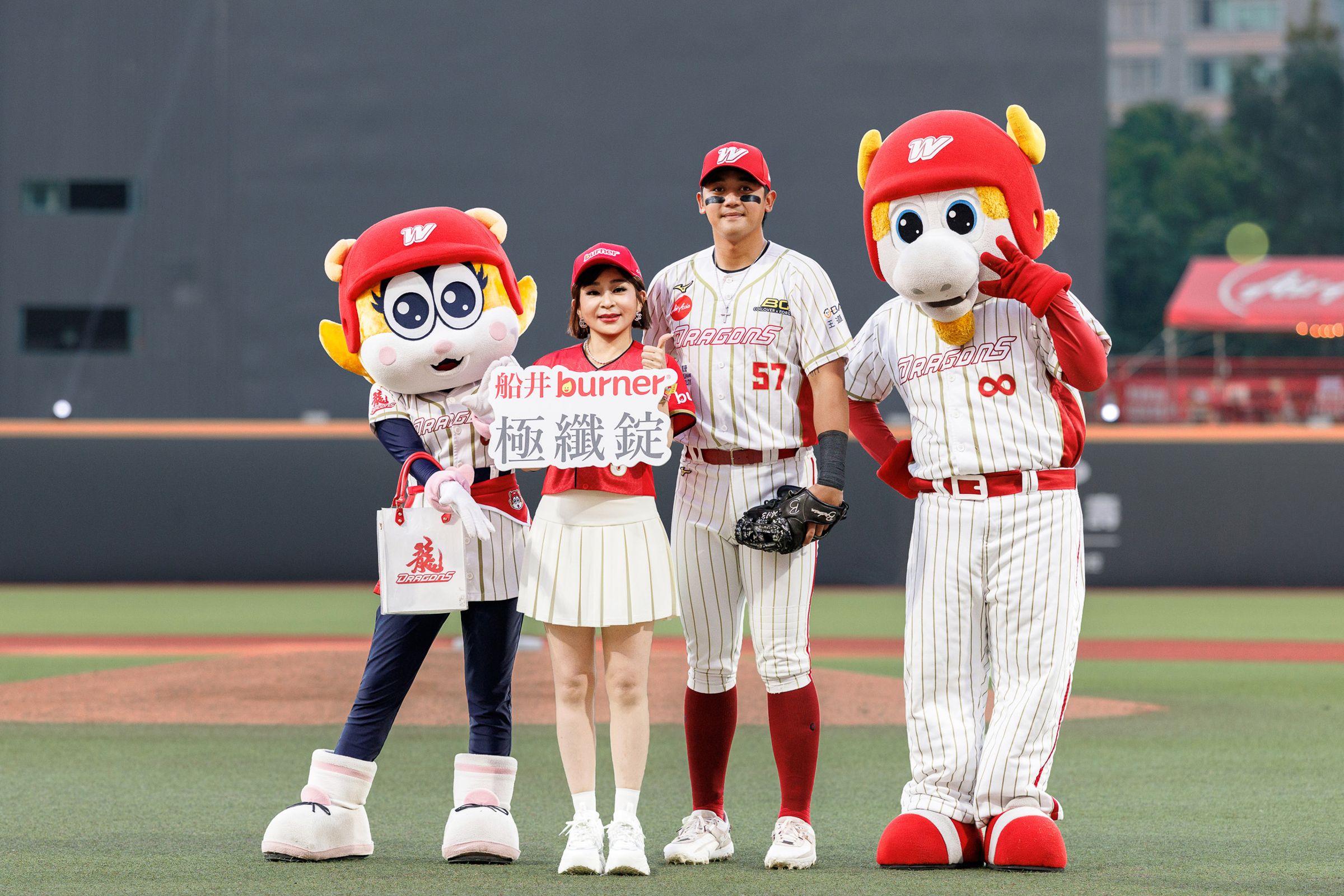 王彩樺今天受邀味全龍主場開球。船井生醫提供