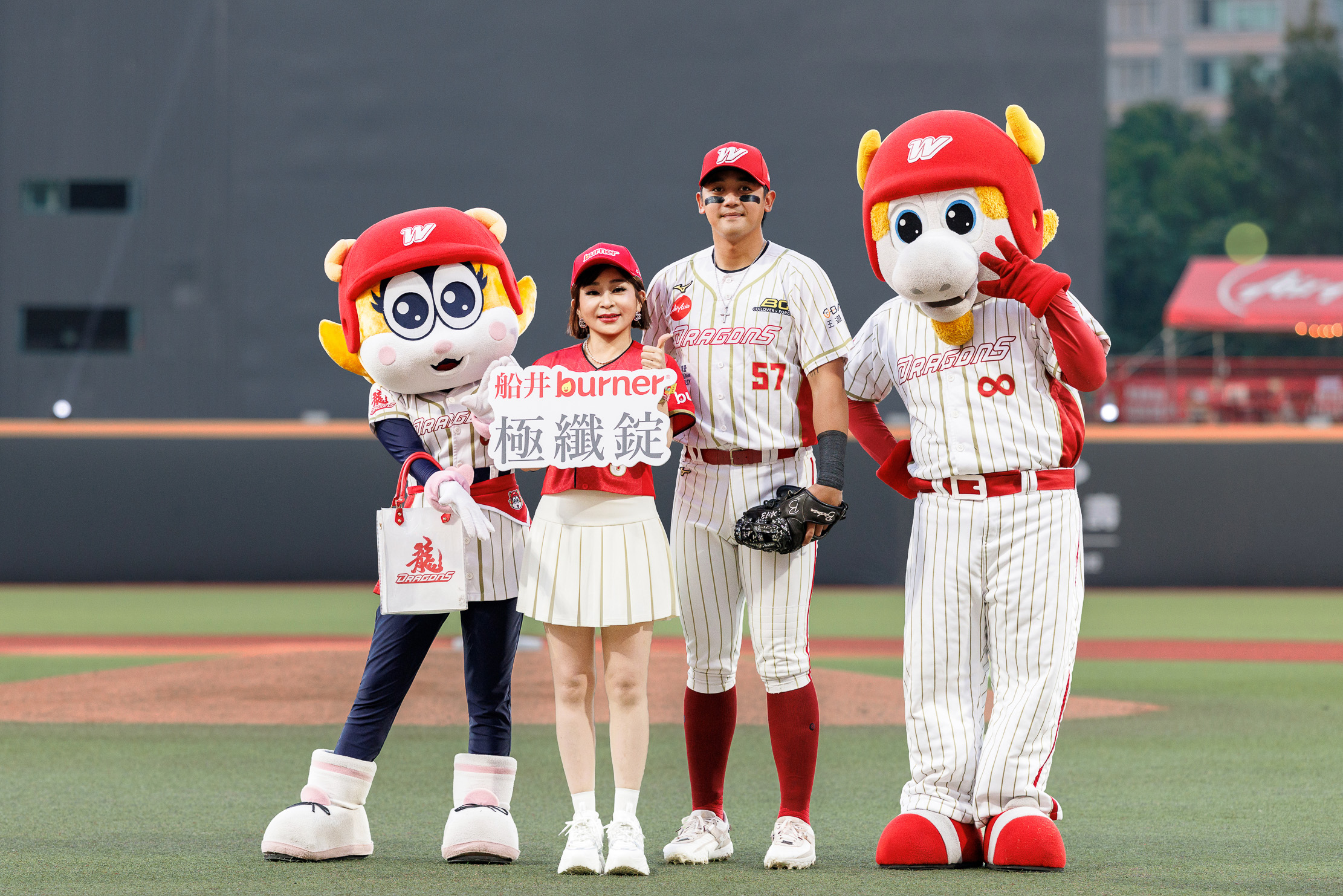 王彩樺今天受邀味全龍主場開球。船井生醫提供
