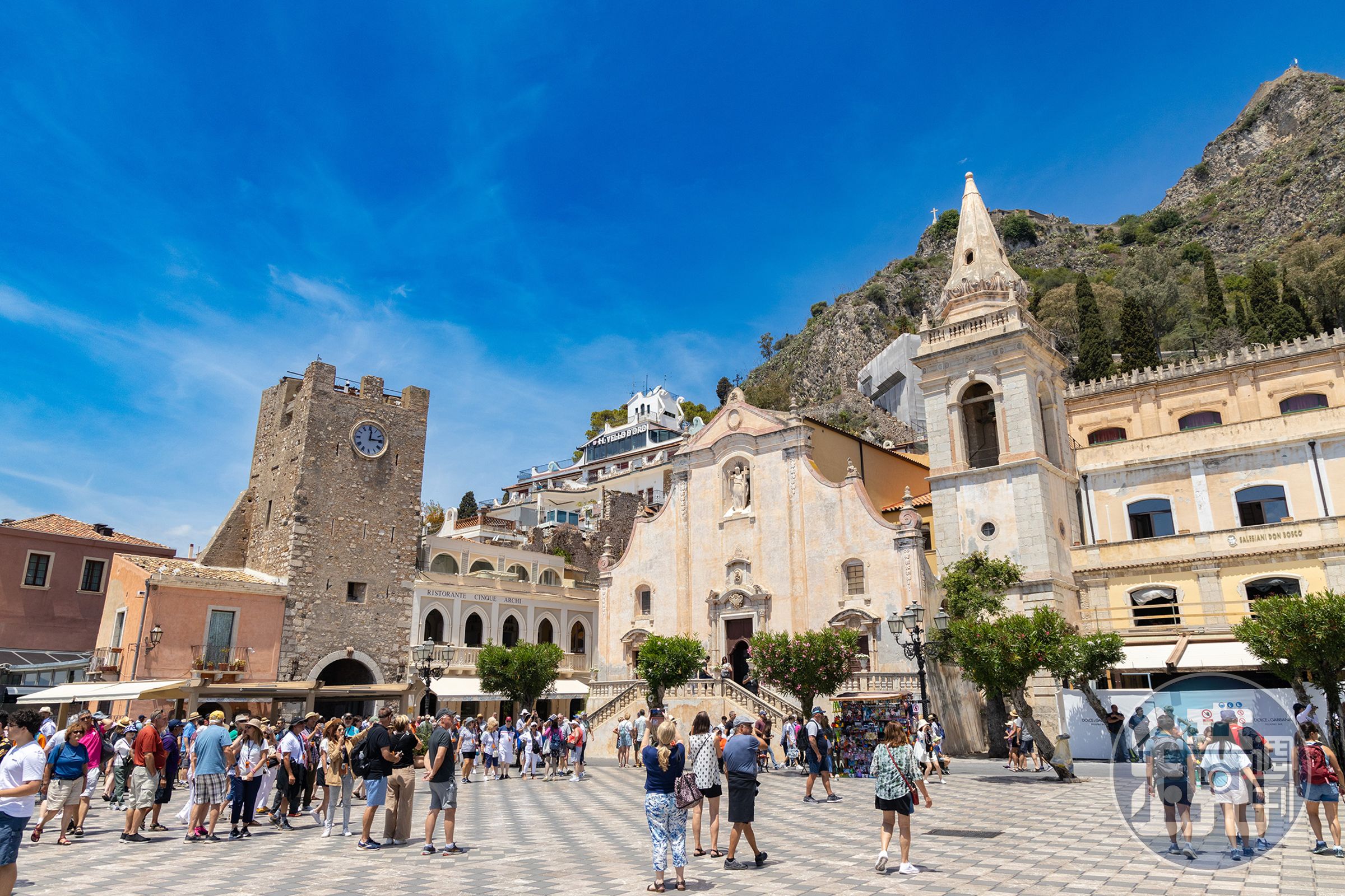 四月九日廣場（Piazza IX Aprile）是古城裡最熱鬧的區域，周圍有老教堂，視野開闊景色非凡。