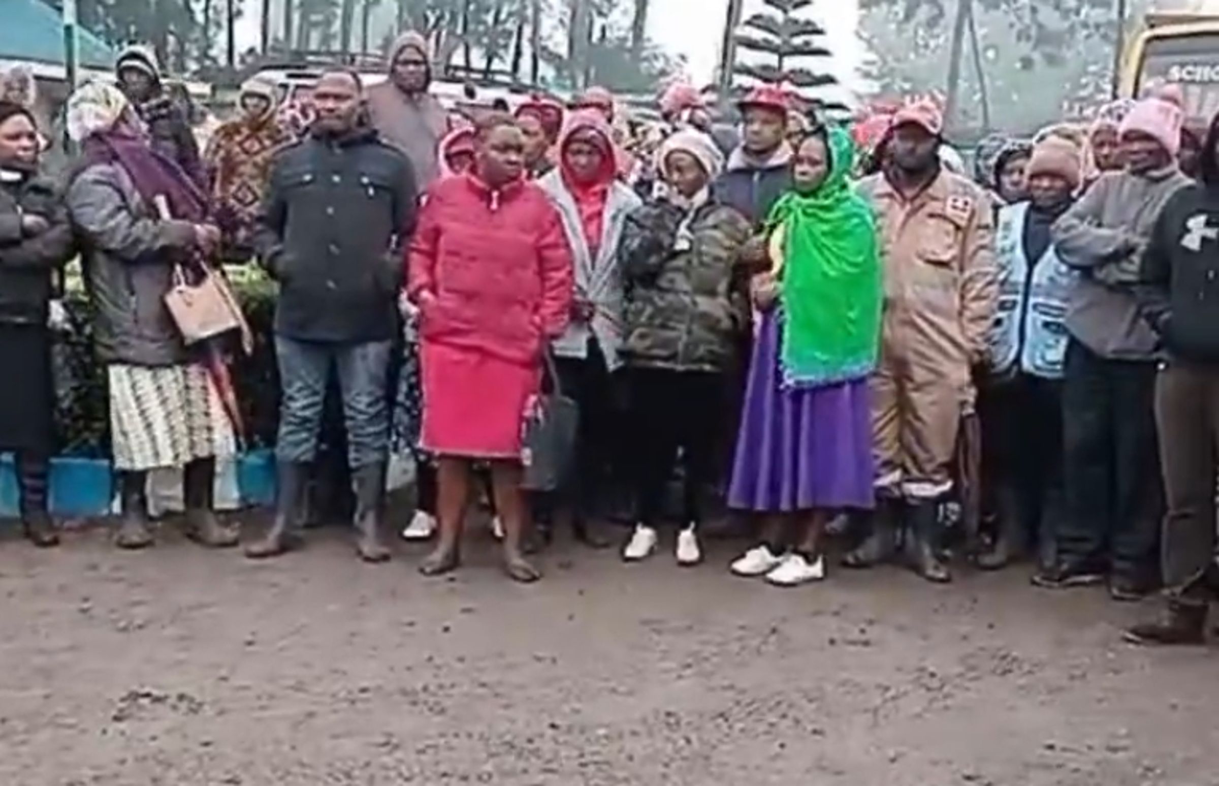 學生家屬們抵達現場，露出痛苦神情。（翻攝X@citizentvkenya）