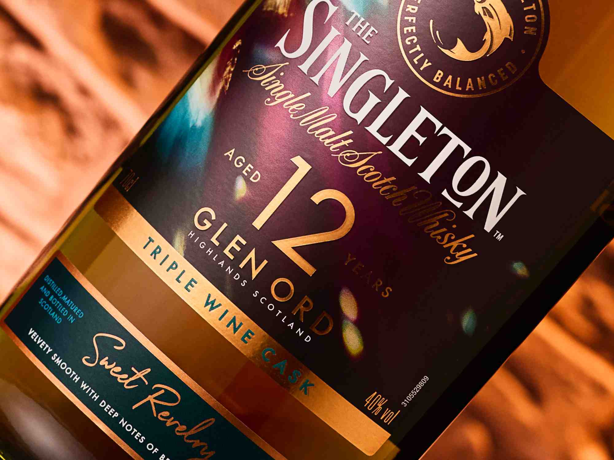 台灣單一麥芽威士忌的龍頭王者蘇格登(The Singleton),日前發表了一款專門為台灣市場打造的「 12 年單一麥芽威士忌甜醺三桶」(Triple Wine Cask),由首席調酒大師 Dr. Craig Wilson 親自操刀。