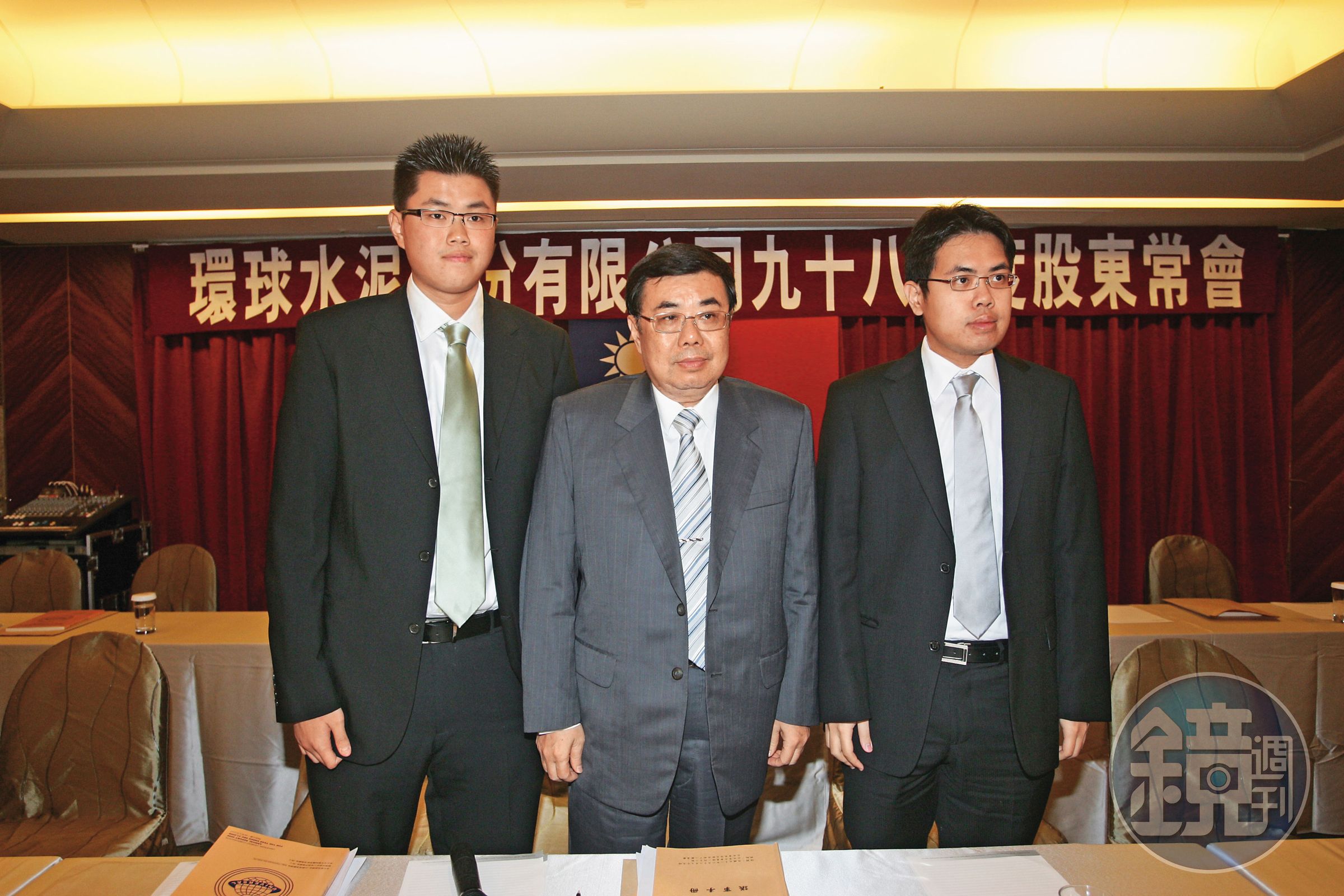 「台南幫」侯家第三代侯博義（中）在2008年拿回環泥經營權，與兒子侯智升（右）、侯智元（左）成功帶領企業轉型。（資料照）