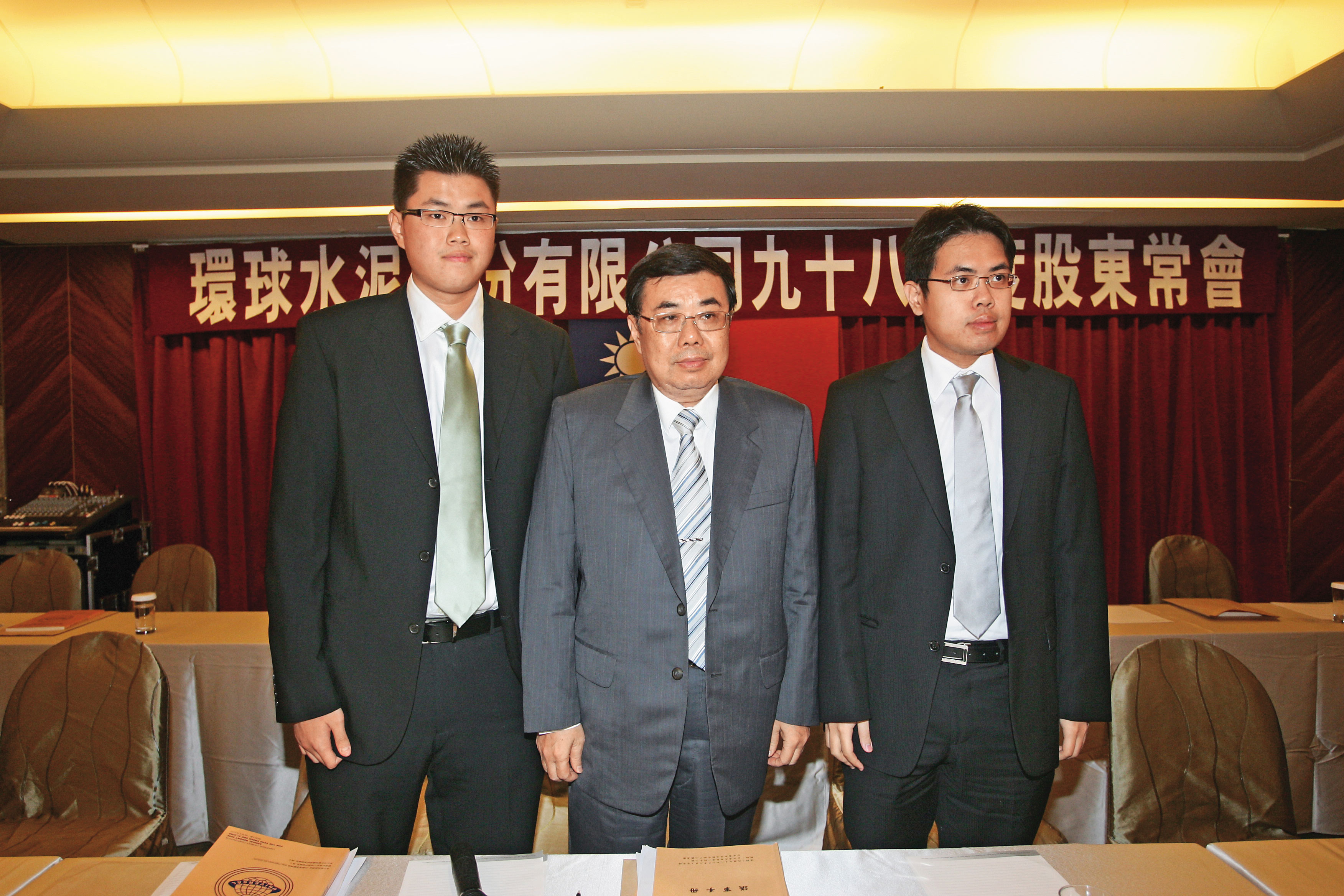 「台南幫」侯家第三代侯博義(中)在2008年拿回環泥經營權,與兒子侯智升(右)、侯智元(左)成功帶領企業轉型。(資料照)