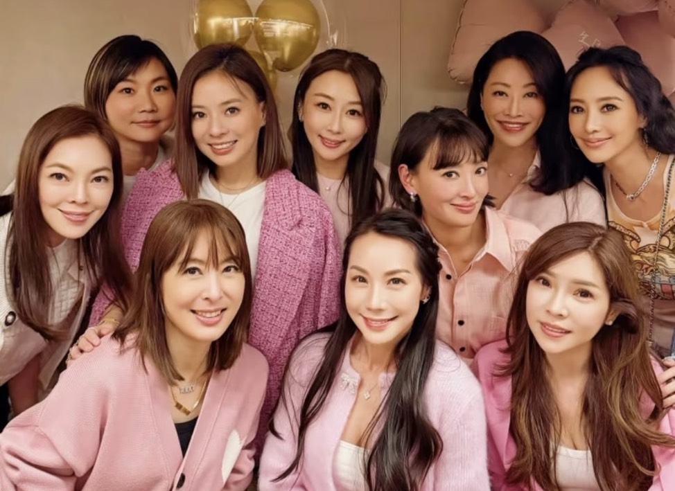 賈永婕（前排左）、曾馨瑩（後排左一）、關穎（後排右一）等10名好姐妹，幫壽星Winnie（前排中）慶生。（翻攝kwanterri IG）