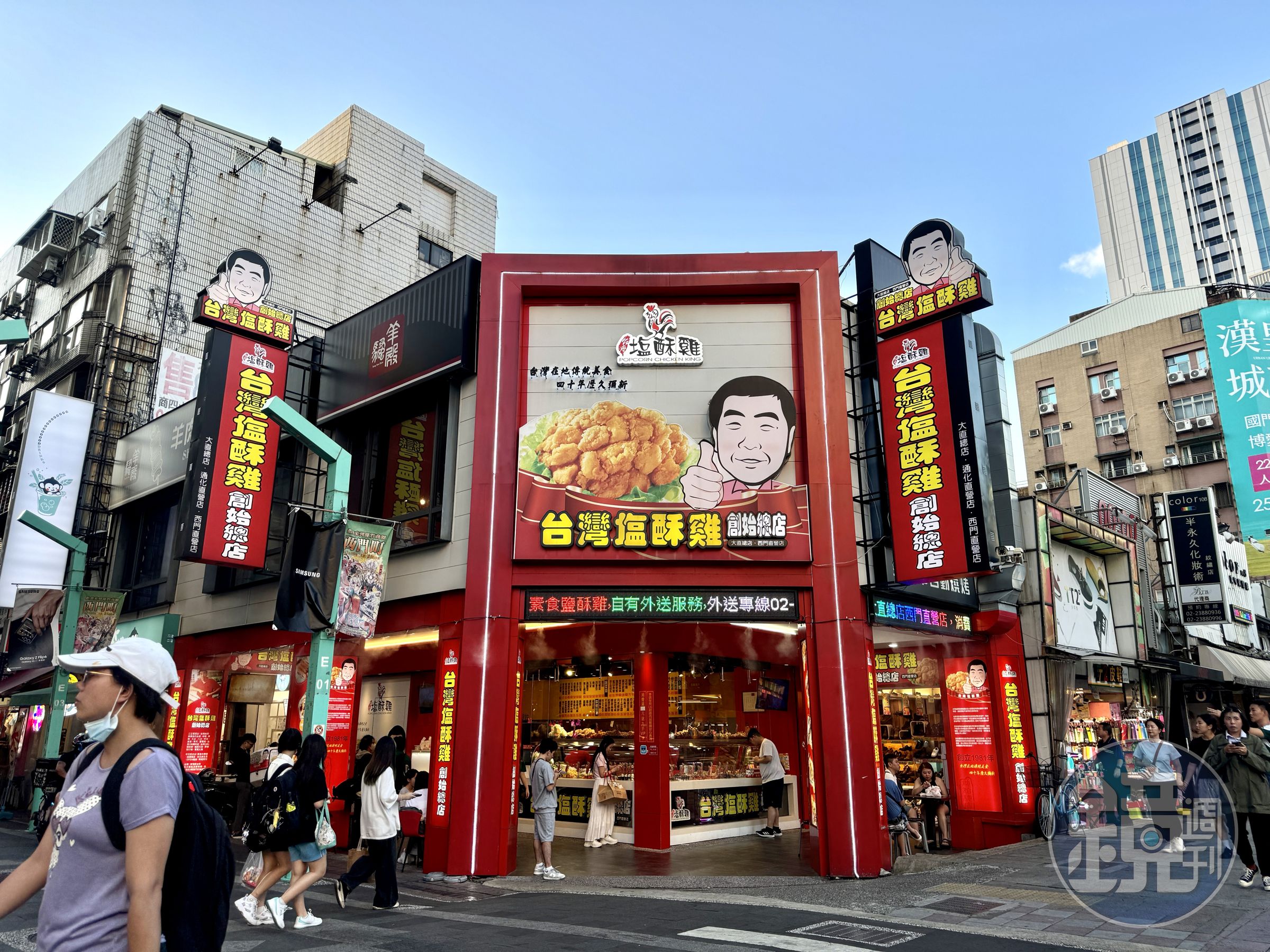 位在西門捷運站旁的台灣鹽酥雞，店面超大且豪華。