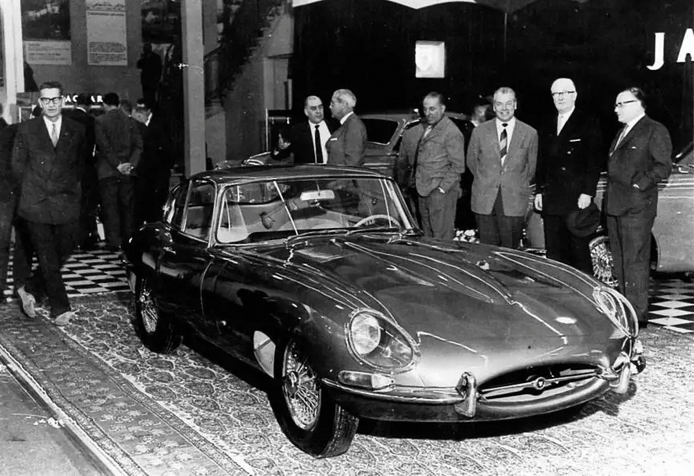 JAGUAR計畫在1961年的Geneva車展上展出E-Type,但由於低估了運送的時間,最後匆忙地從英國Coventry車船並用自駕了1126.5公里到瑞士,在開幕前20分鐘才即時進展場。