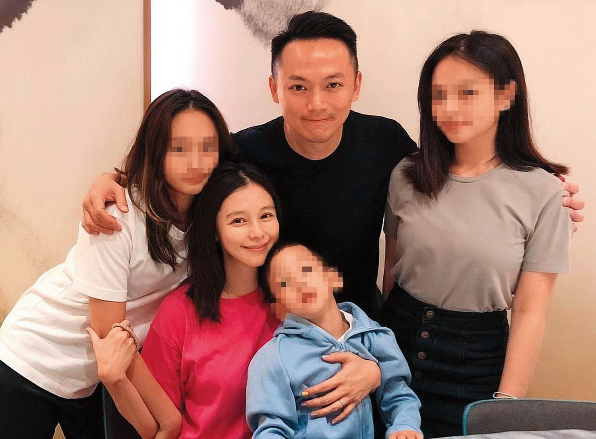 徐若瑄(左2)和李雲峰(右2)結婚後生下1子,與李雲峰前妻生的2位女兒關係也相當融洽。(翻攝自徐若瑄IG)