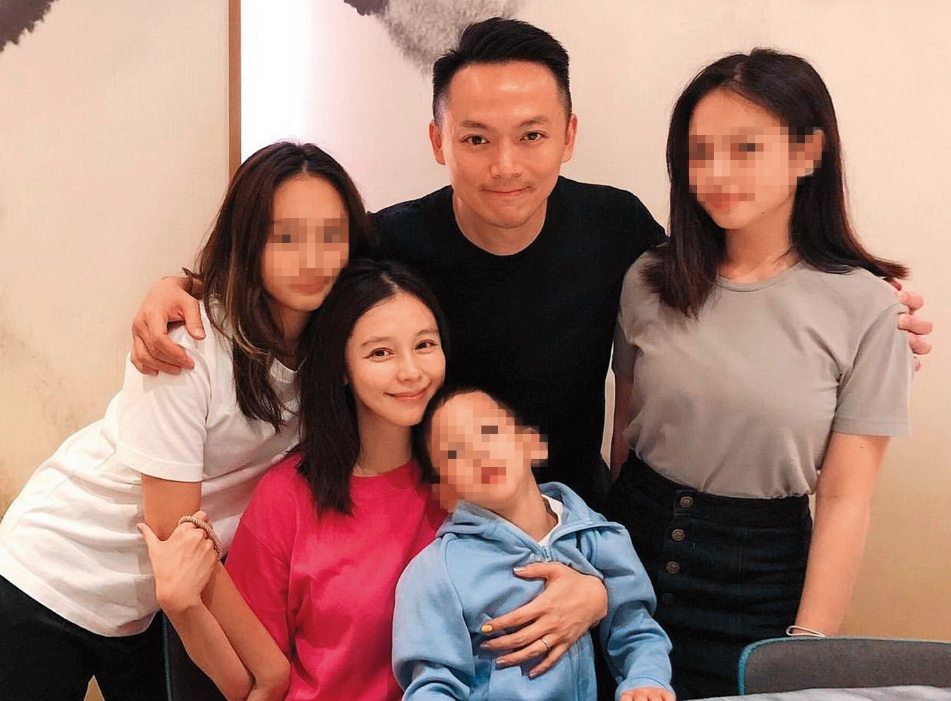 徐若瑄（左2）和李雲峰（右2）結婚後生下1子，與李雲峰前妻生的2位女兒關係也相當融洽。（翻攝自徐若瑄IG）