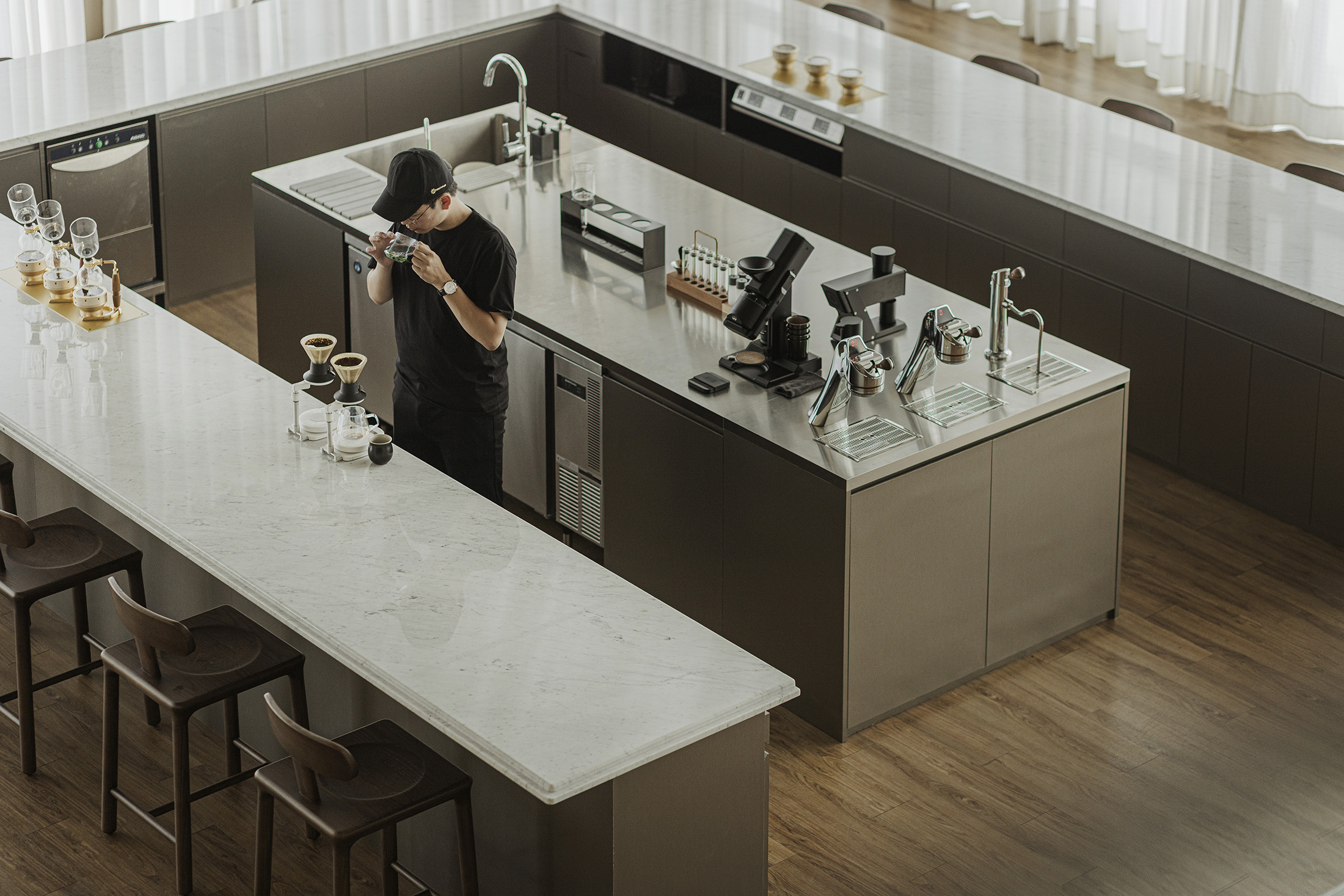 位於台北大直的NP Atelier是Ninety Plus全球零售總部，寬敞的ㄇ字吧檯與中島設計，讓研學更舒適，同時兼具Fine Dining式展演效果。（Ninety Plus提供）