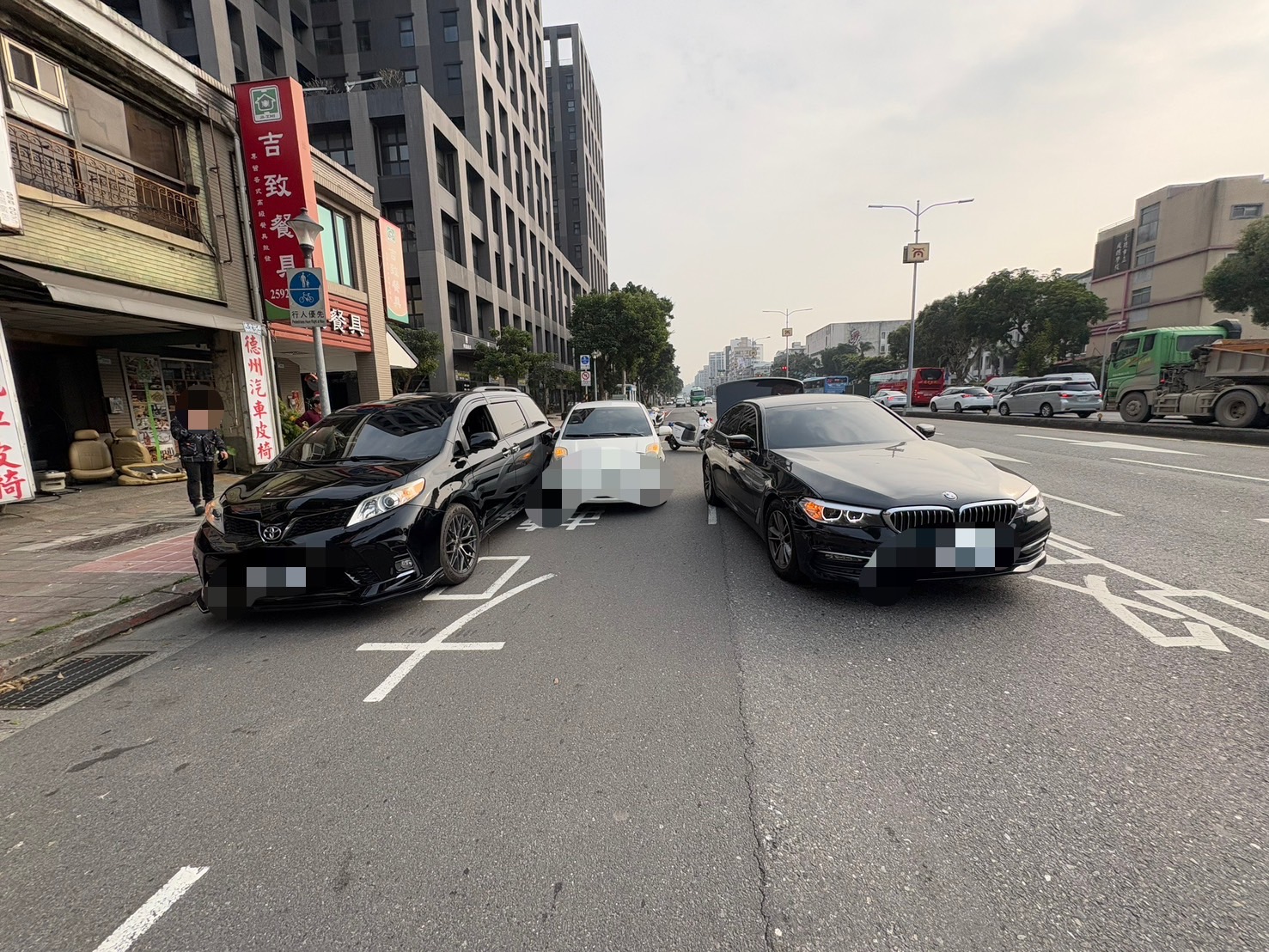 王世堅今午駕車至大同區跑私人行程時挨撞（右車）。（翻攝畫面）