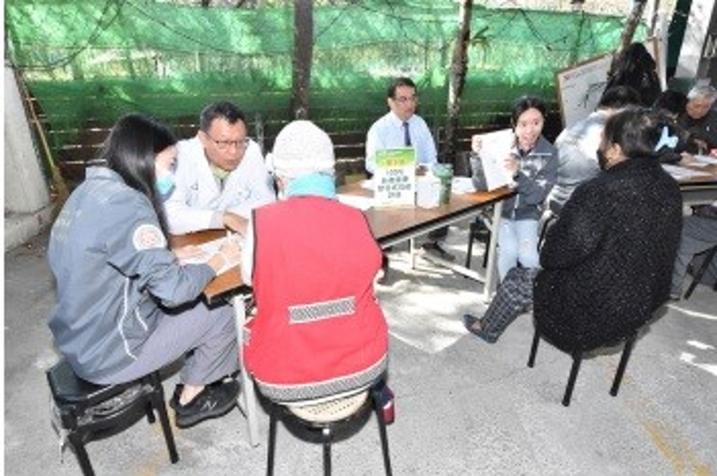 彰基長期致力於提升偏鄉醫療品質,由院內臨床醫師帶領醫學系學生進入偏鄉實習服務。(彰基提供)