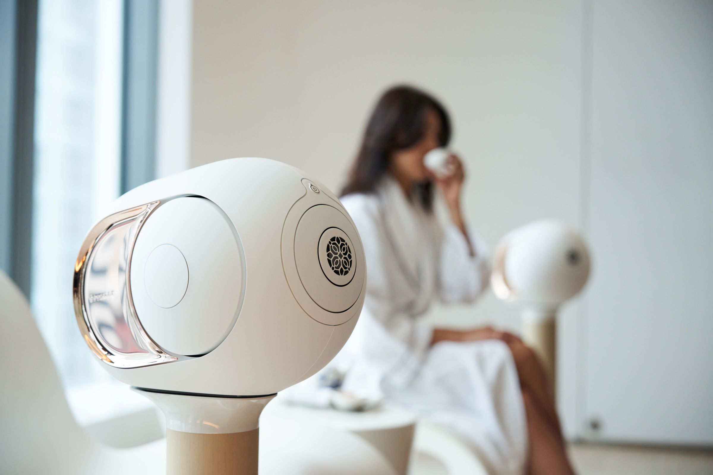 Devialet嚴選品牌旗艦款「Phantom I 108dB 無線揚聲器」立體聲組合，近來入駐台北W飯店的AWAY®紓壓艙。（台北W飯店提供）