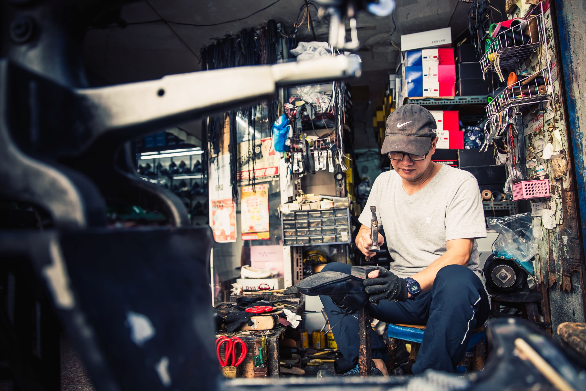 發美皮鞋店的高清源，不只是一位手工皮鞋的老師傅，他的修鞋功夫也很好。