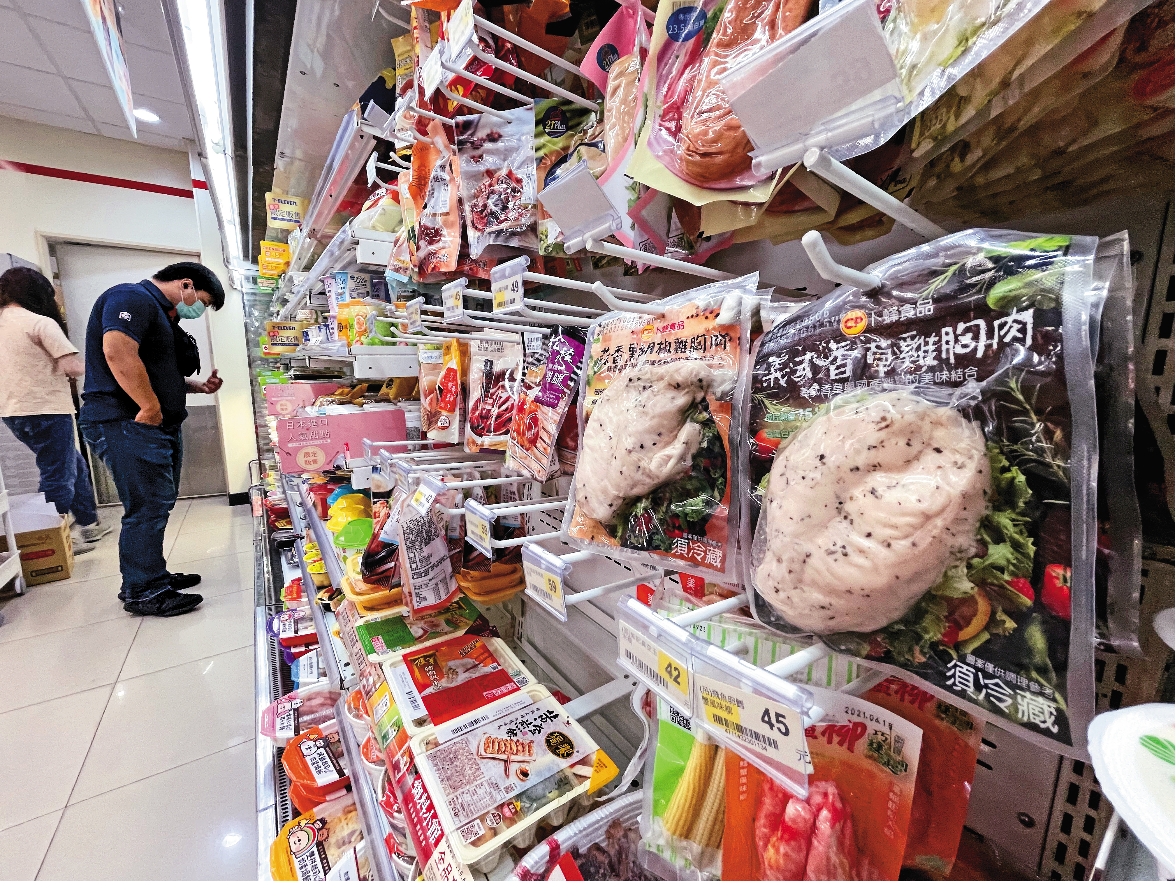 食品業吃到台幣升值紅利，今年來卜蜂股價已強漲40%，獲三大法人大幅買超。