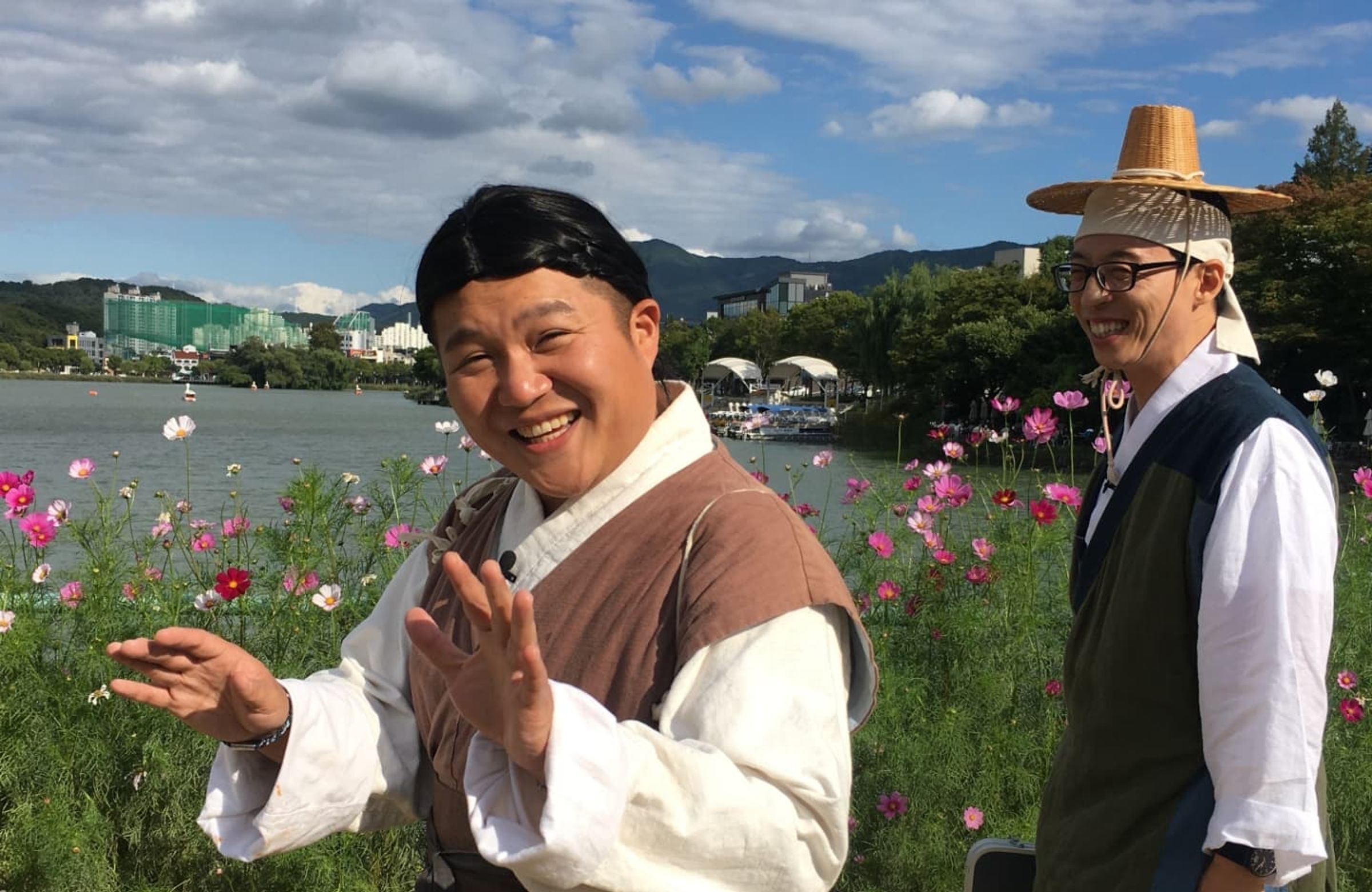 曹世鎬(左)因被爆料與黑道份子往來,發出澄清後宣布退出手上兩個節目,包括《劉Quiz ON THE BLOCK》。(翻攝曹世鎬IG)