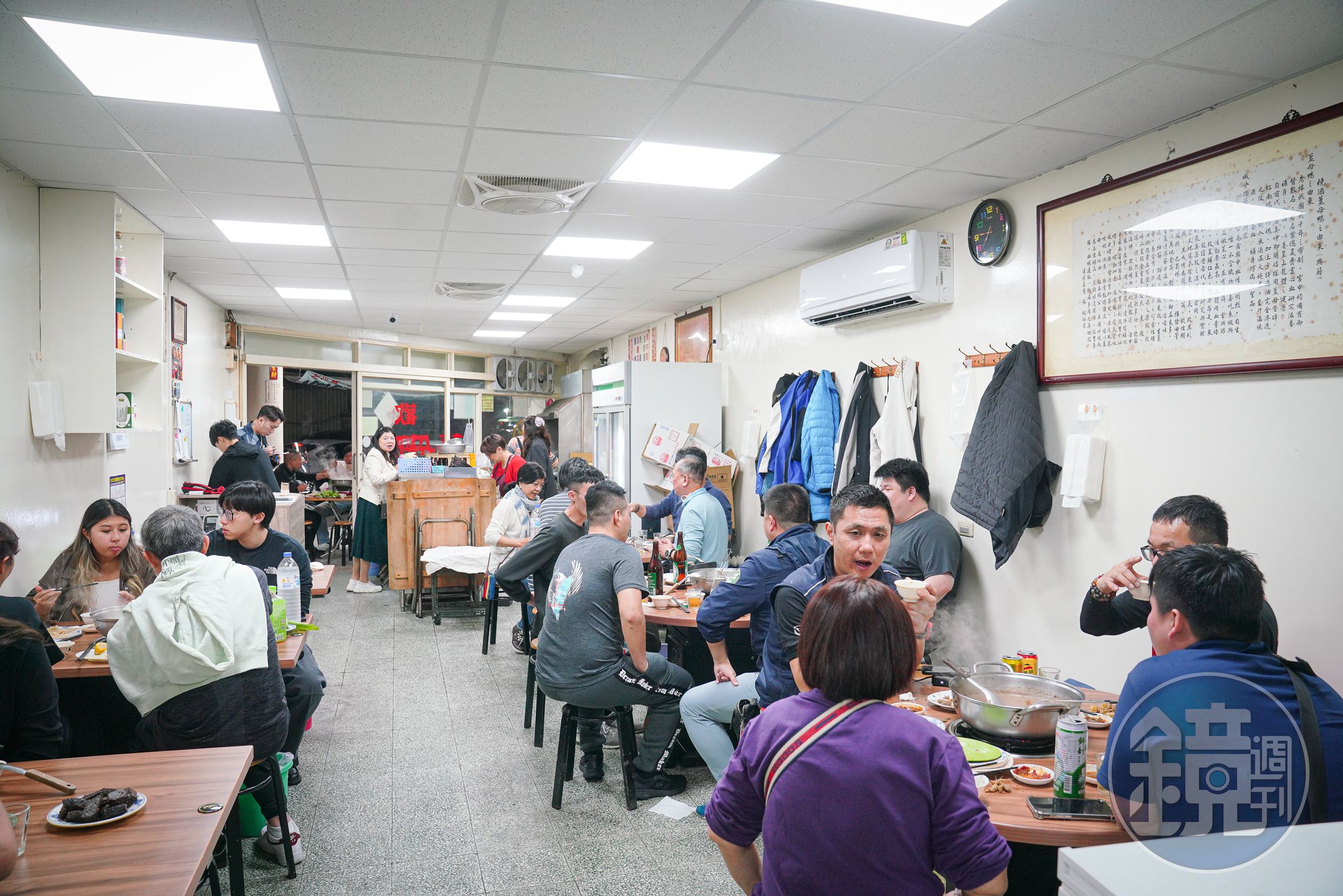 天氣一冷，即使是平日，六點不到侯薑母鴨已客滿。