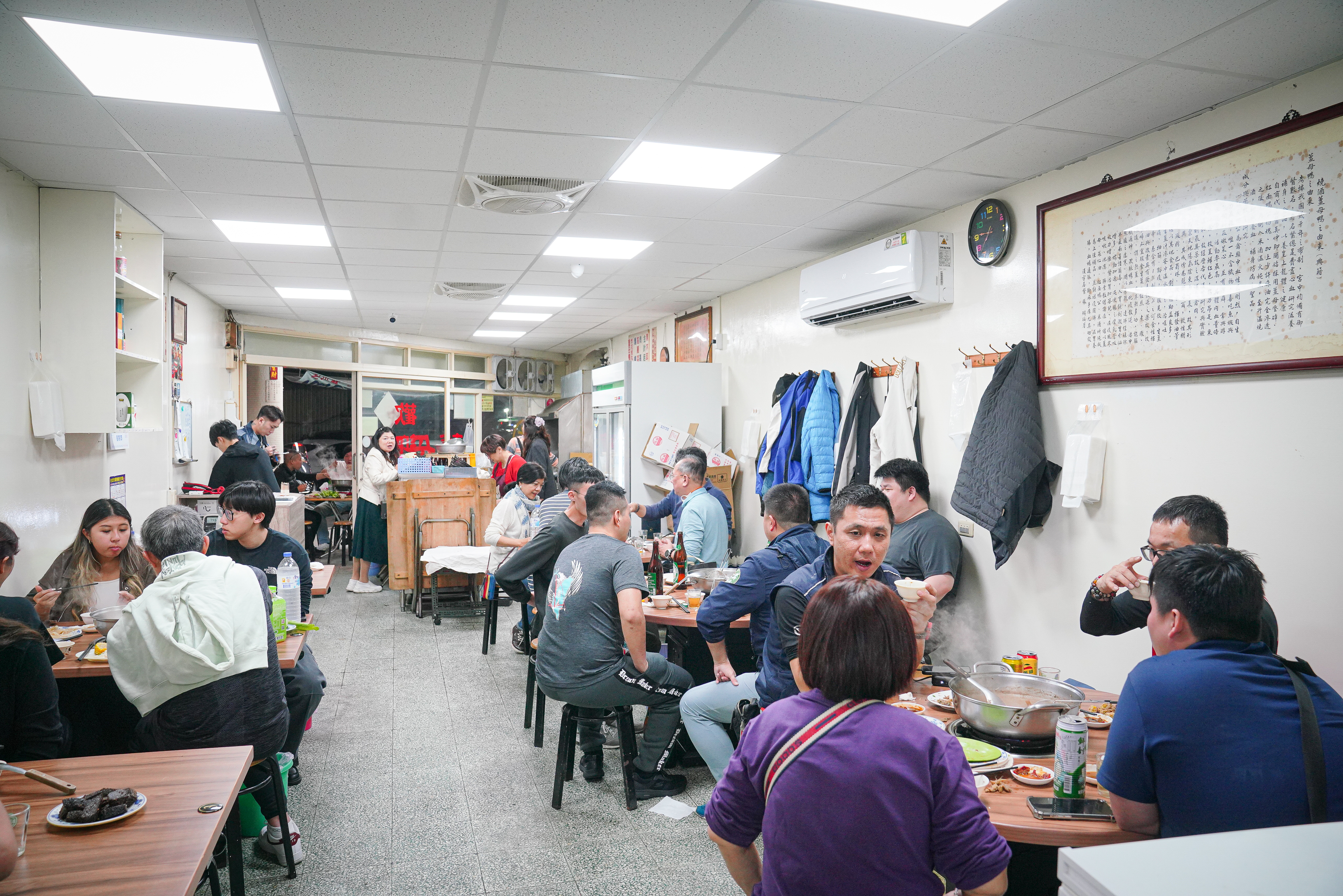 天氣一冷,即使是平日,六點不到侯薑母鴨已客滿。