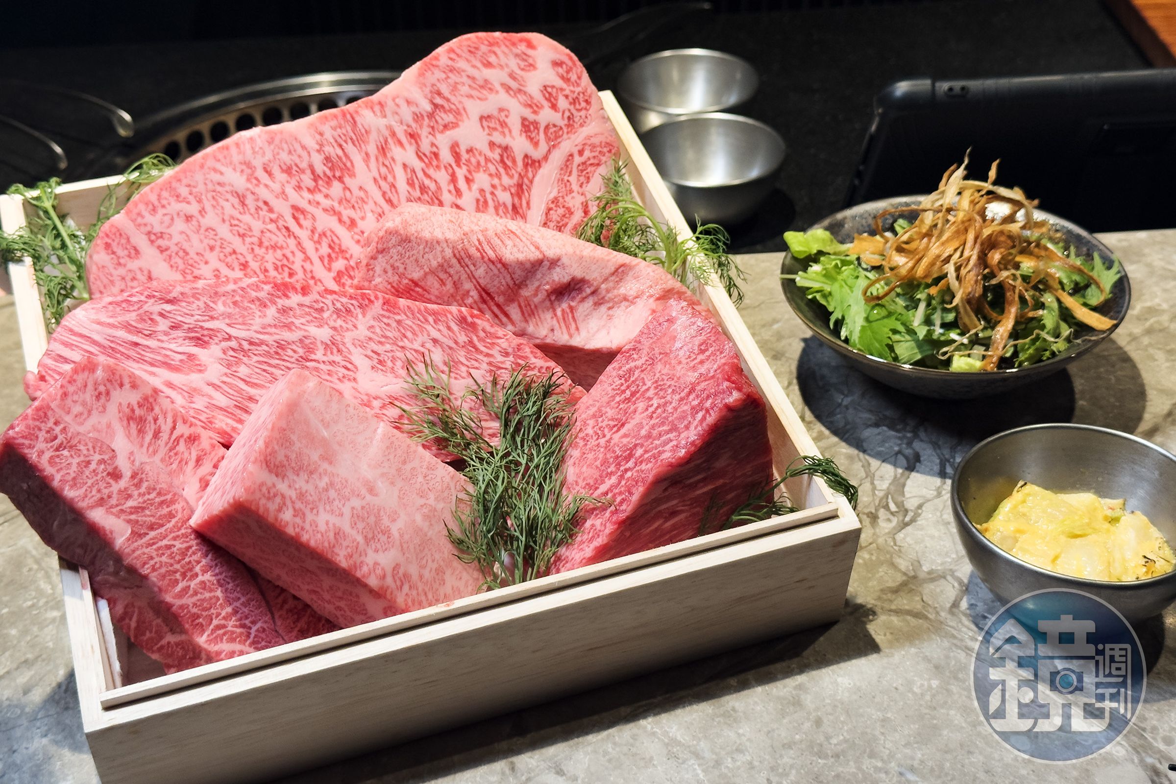 「板前中山」台北信義店於平日中午推出全新「午間套餐」,以超值的價格,就能品嘗15道頂級燒肉與精緻料理