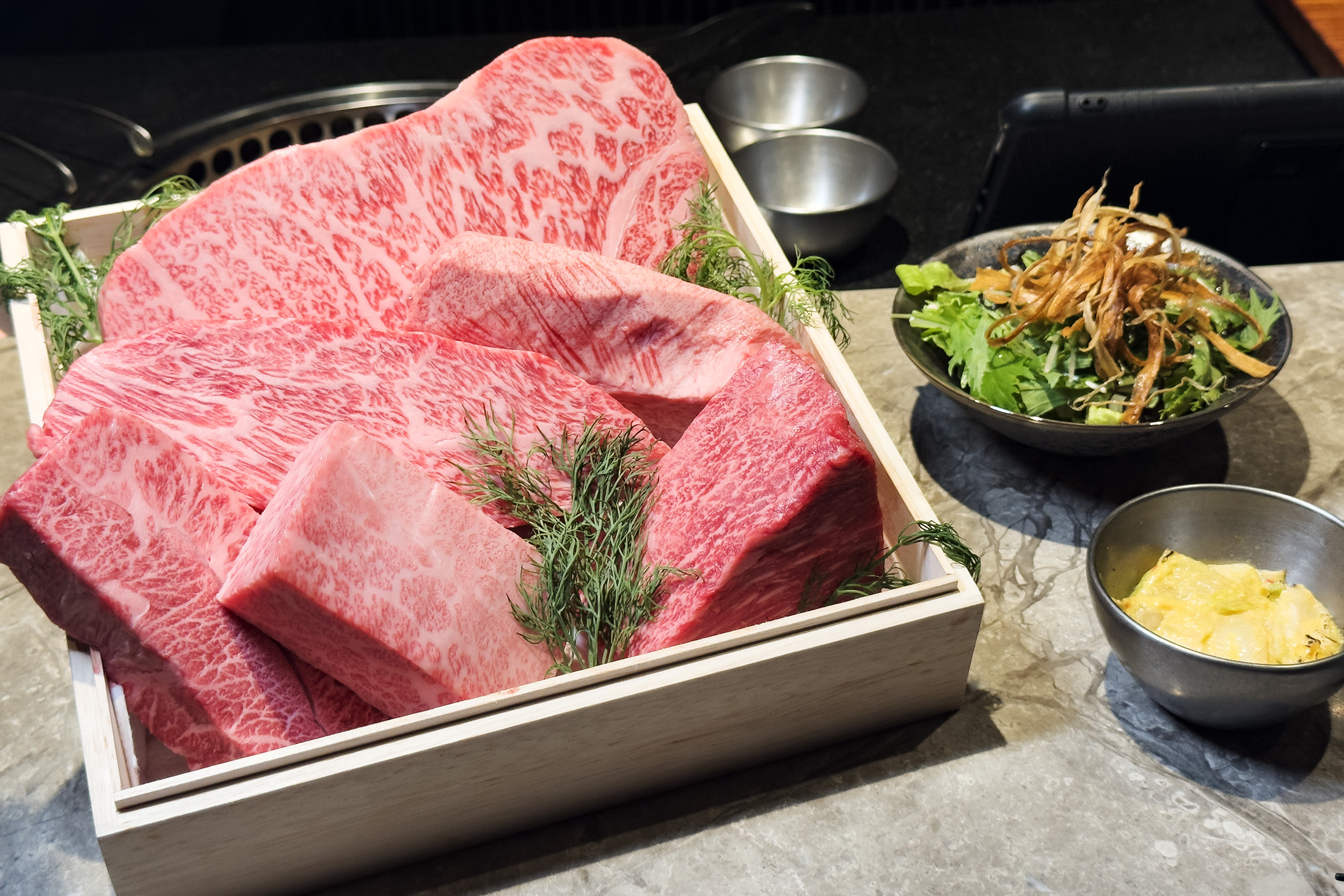 「板前中山」台北信義店於平日中午推出全新「午間套餐」，以超值的價格，就能品嘗15道頂級燒肉與精緻料理