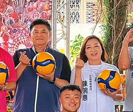 藍委吳宗憲(後左)、前立委陳琬惠(後右)關係良好,藍白若順利拿下宜縣,有望籌組聯合小內閣。(翻攝自金媽祖臉書)