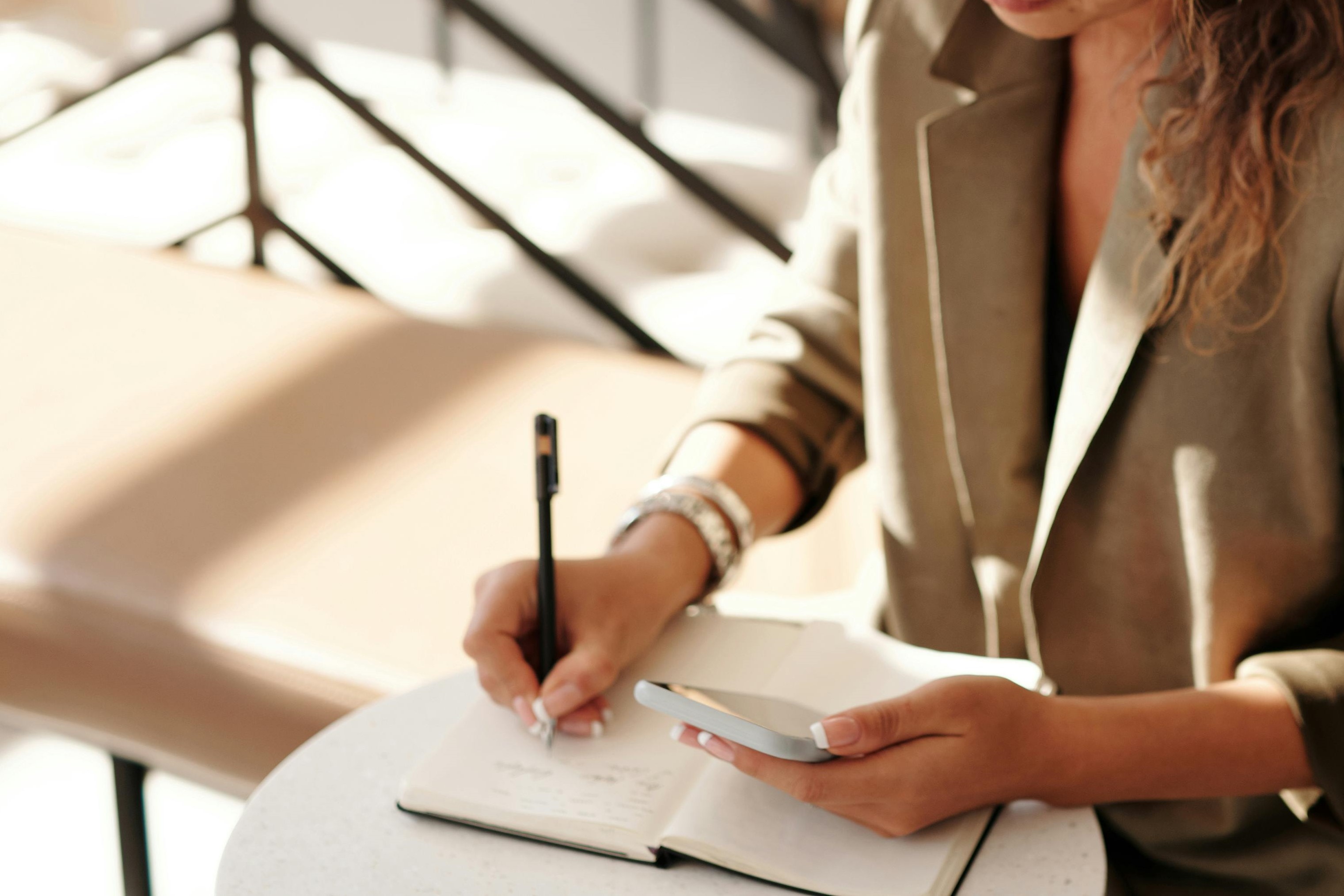 高雄一名里長長期騷擾一名汽車女業務，遭到控告。（示意圖，取自Pexels）