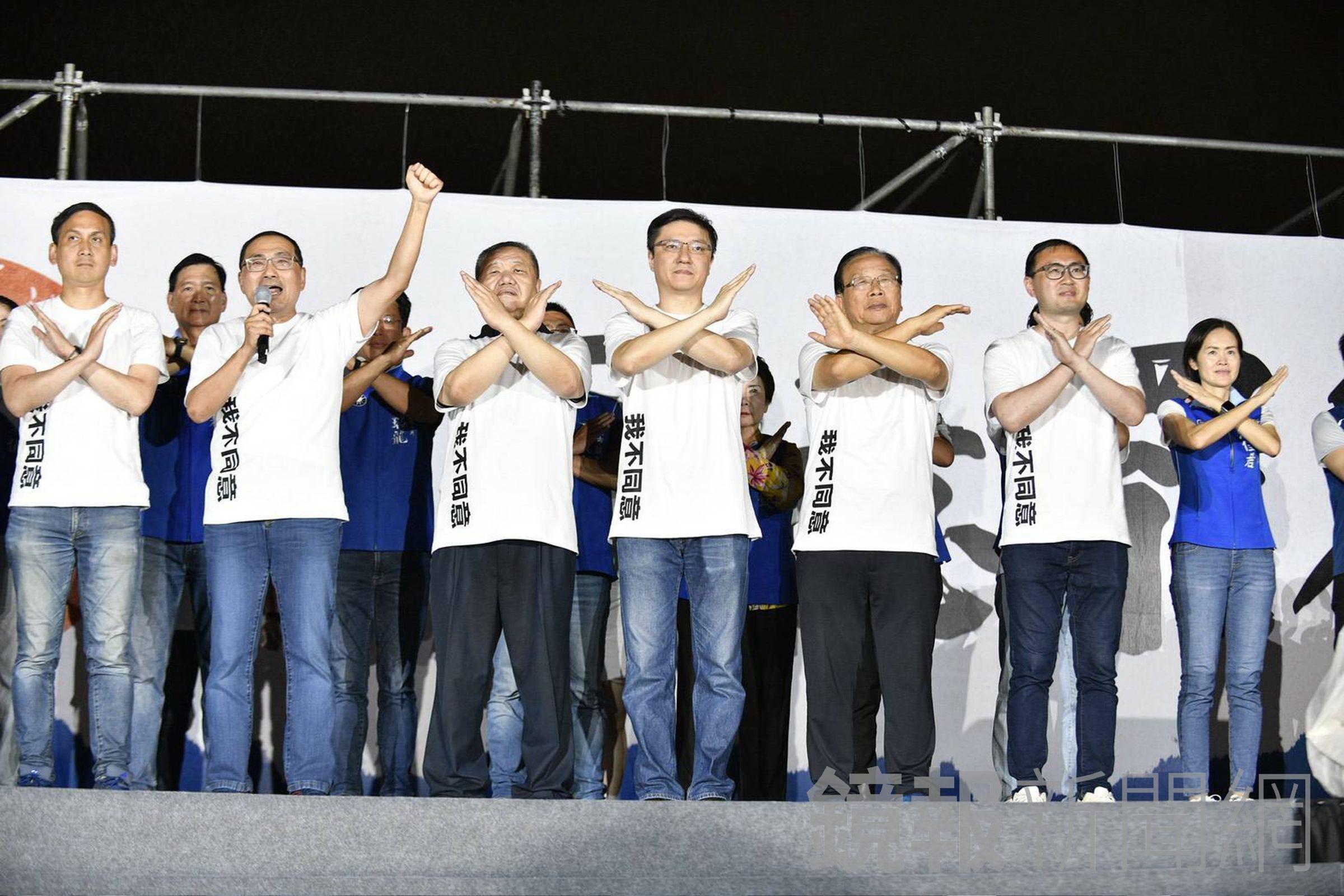 新北市長侯友宜偕選區立委上台。