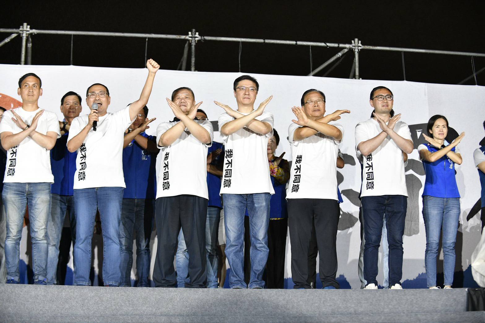 新北市長侯友宜偕選區立委上台。