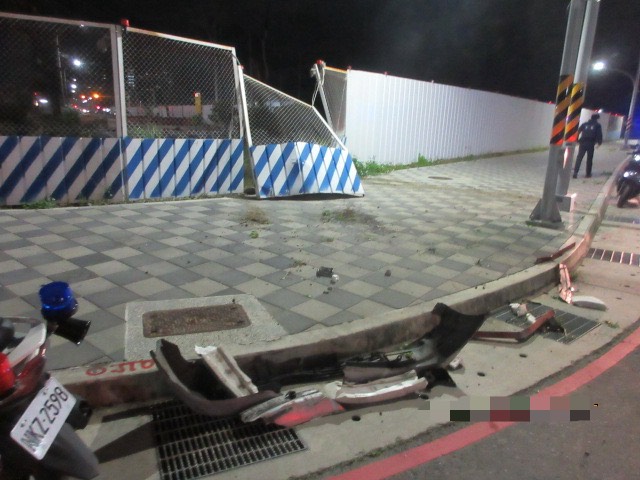 一輛自小客今日凌晨在新莊區撞爛溫仔圳圍籬後逃逸，警方已到場蒐證，將循線通知駕駛到案說明。（警方提供）