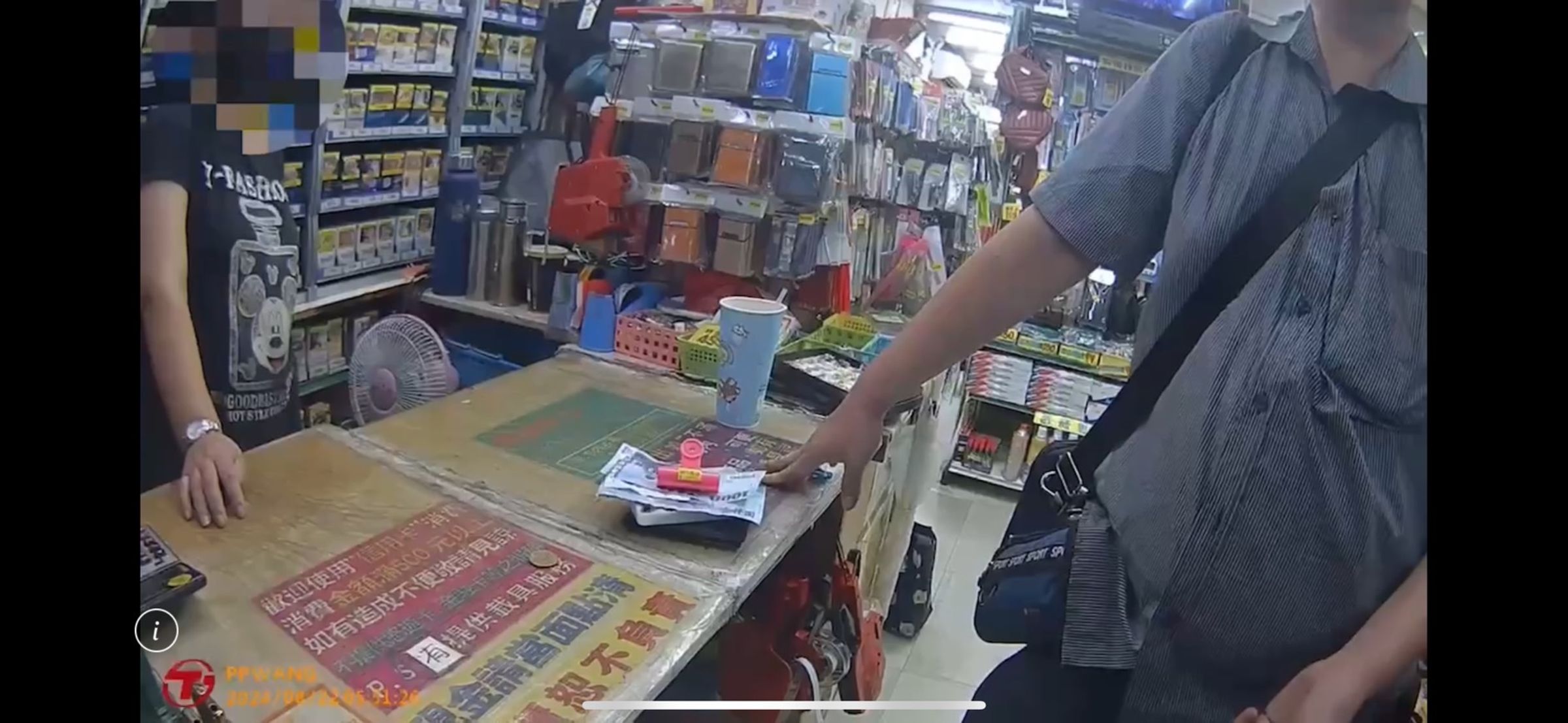 陳男在廣州街生活百貨店家多次用千元鈔購買小物換零錢,遭拒後在櫃台喧嘩不願離去。(翻攝畫面)
