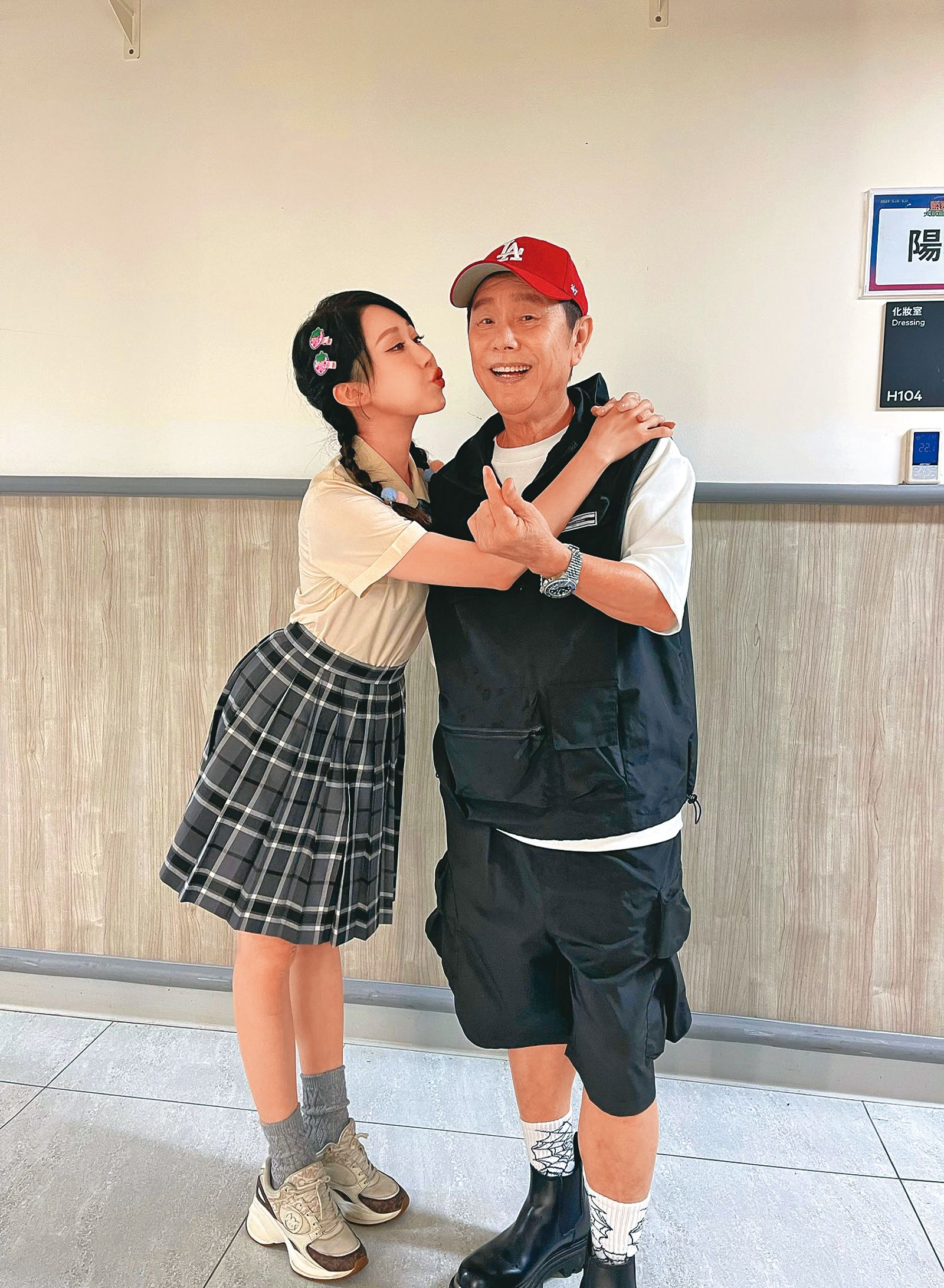 黃露瑤（左）接下藍寶石歌廳秀演出，爸爸黃西田（右）特別現身探班。（翻攝自黃露瑤臉書）