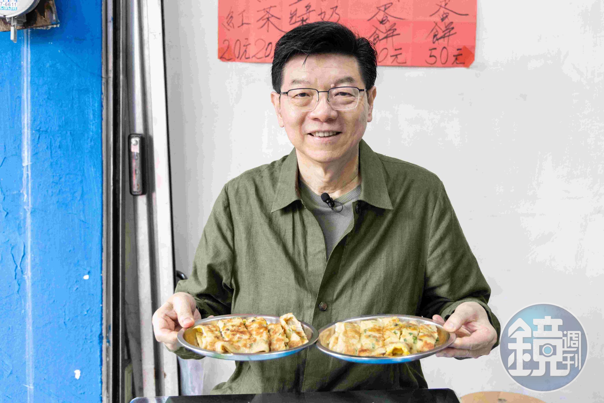 裴社長在桃園南門市場旁的文化街，一次品嘗兩種麵糊蛋餅。