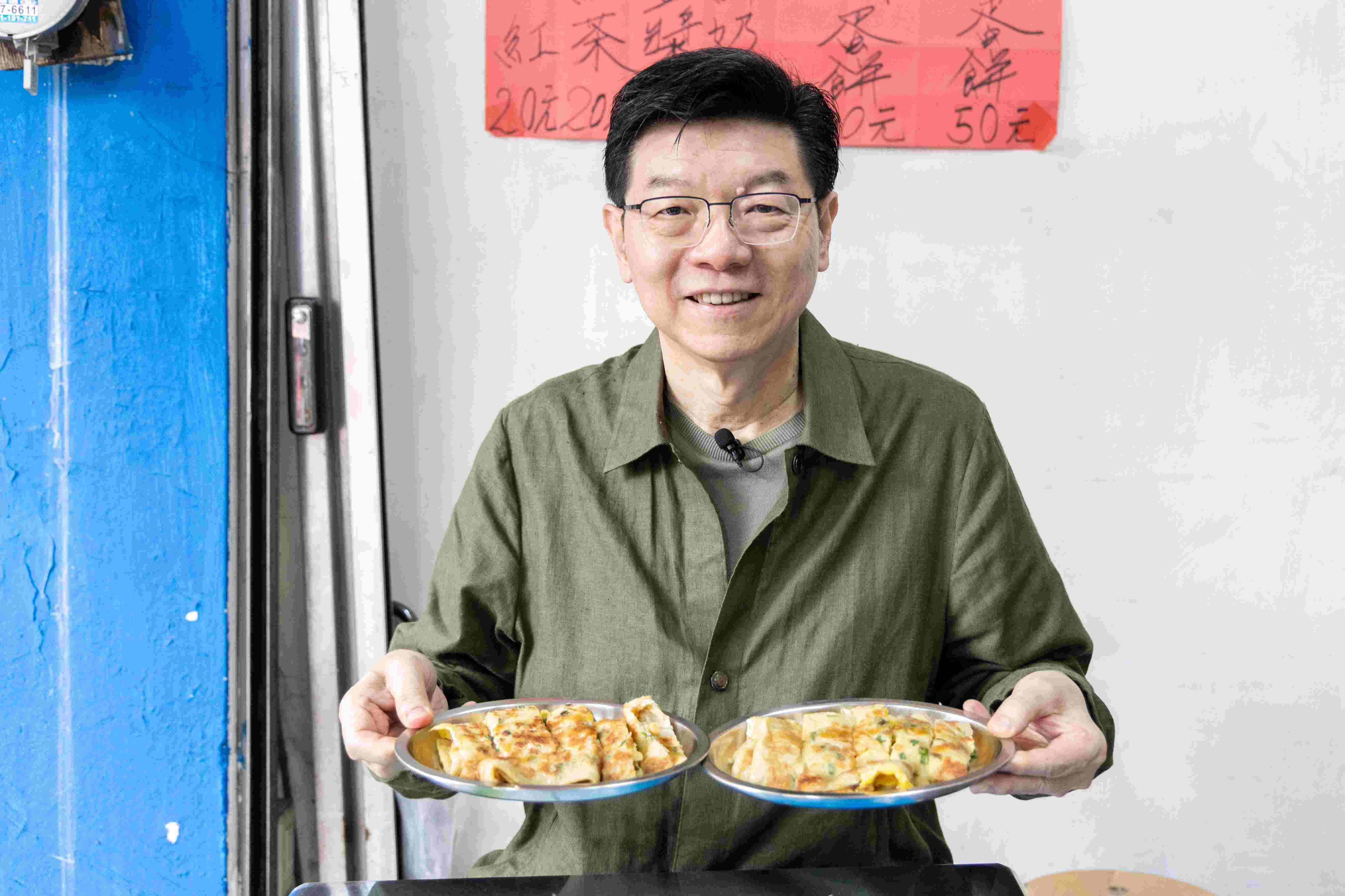 裴社長在桃園南門市場旁的文化街，一次品嘗兩種麵糊蛋餅。