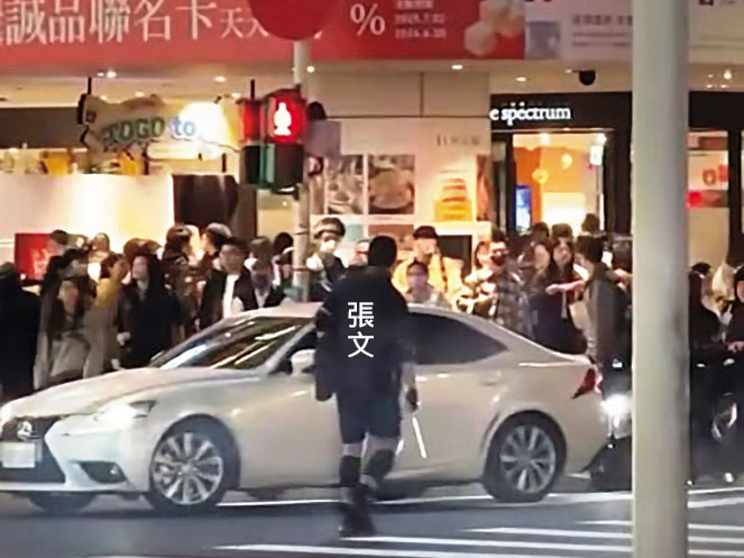 張文在捷運中山站商圈丟擲煙霧彈後，走向誠品南西店揮刀砍人。（畫面來源：Ijj__.215Threads）