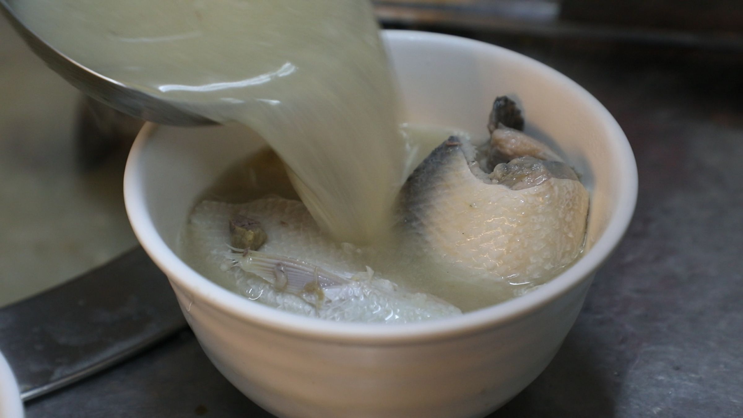 裴社長品嚐阿忠魚粥的虱目魚肚湯後評價道：「魚肉細緻，魚湯濃白鮮腴，非常美味」。（鏡週刊提供）