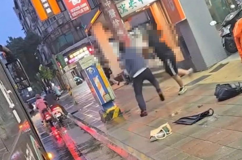 桃客司機不滿被反嗆,當街毆打學生。(翻攝畫面)