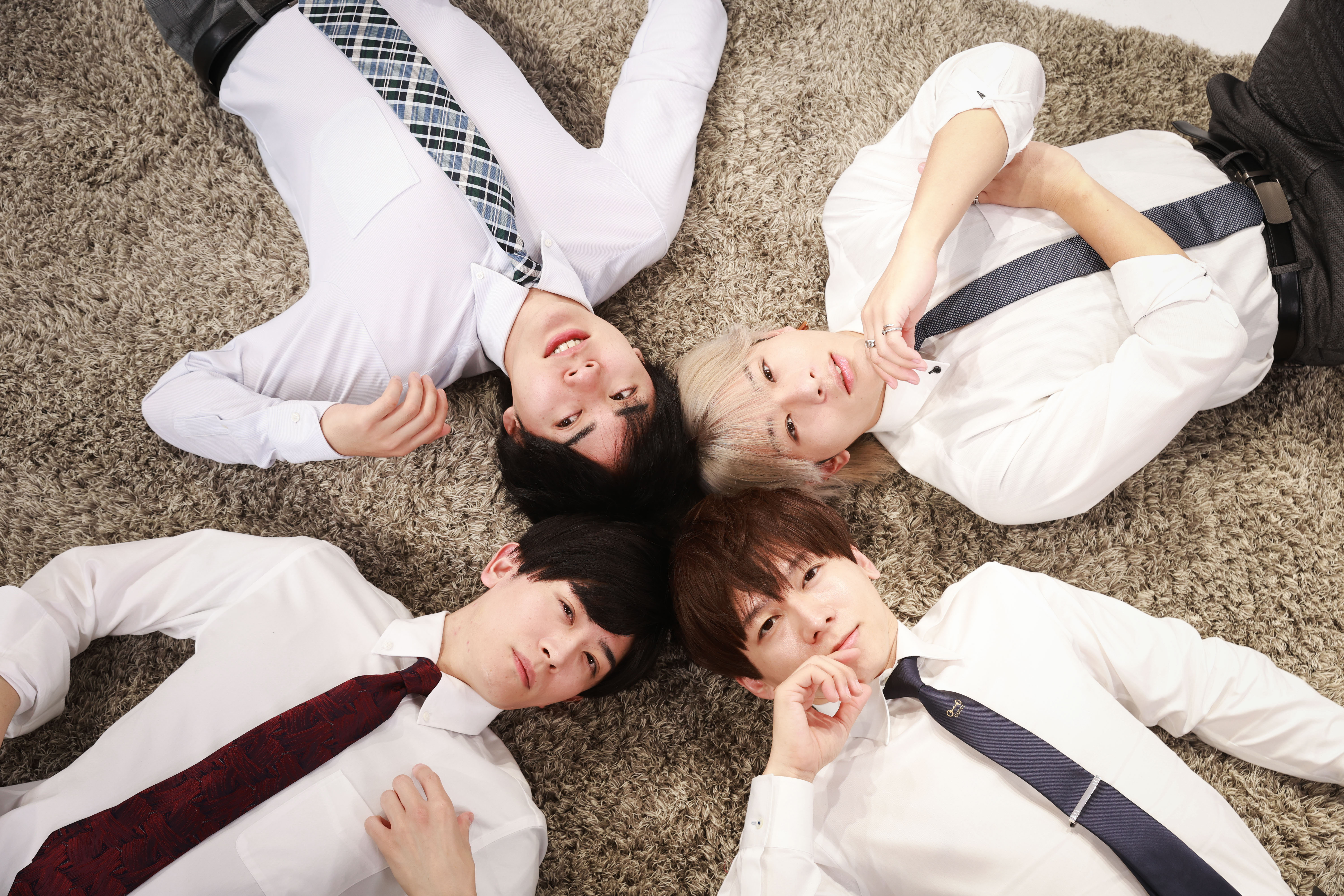 日本「暗黑F4」林太一（左上逆時針）、大空太陽、向理來與東雲怜彌面對鏡頭放電一個比一個更誘人。