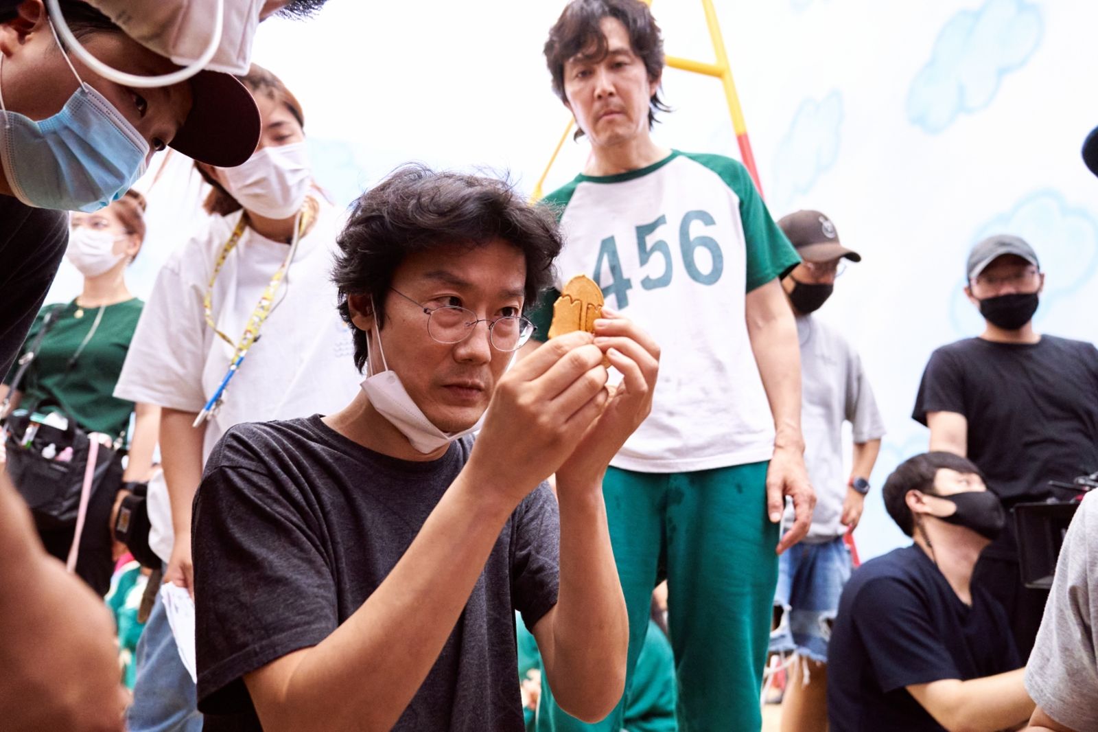 黃東赫導演對於透過Netflix《魷魚遊戲》戲劇傳播力，將韓國傳統文化的「韓式椪糖」和遊戲讓世界更多人認識感到超滿足。（Netflix提供）
