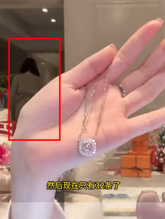 葉珂（紅框處）離開鏡頭去看一下孩子。（翻攝微博）