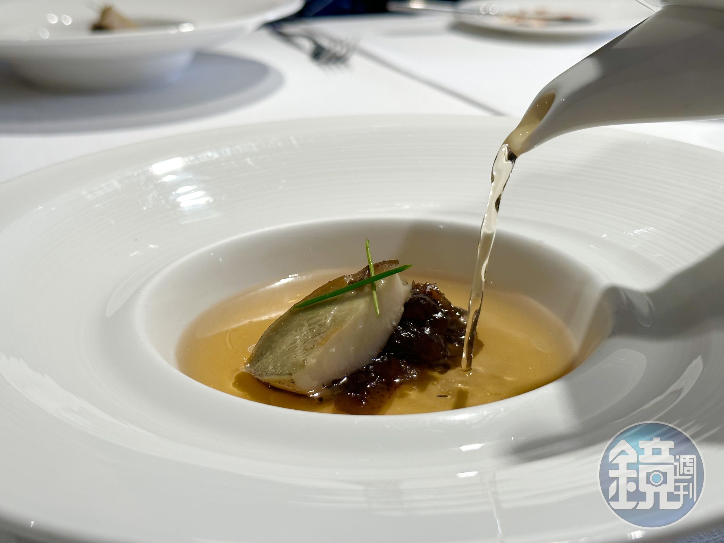 「上湯煨鮑魚海參」湯頭清澈甘美，鮑魚彈脆鮮甜，海參Q軟有味。（套餐菜色）