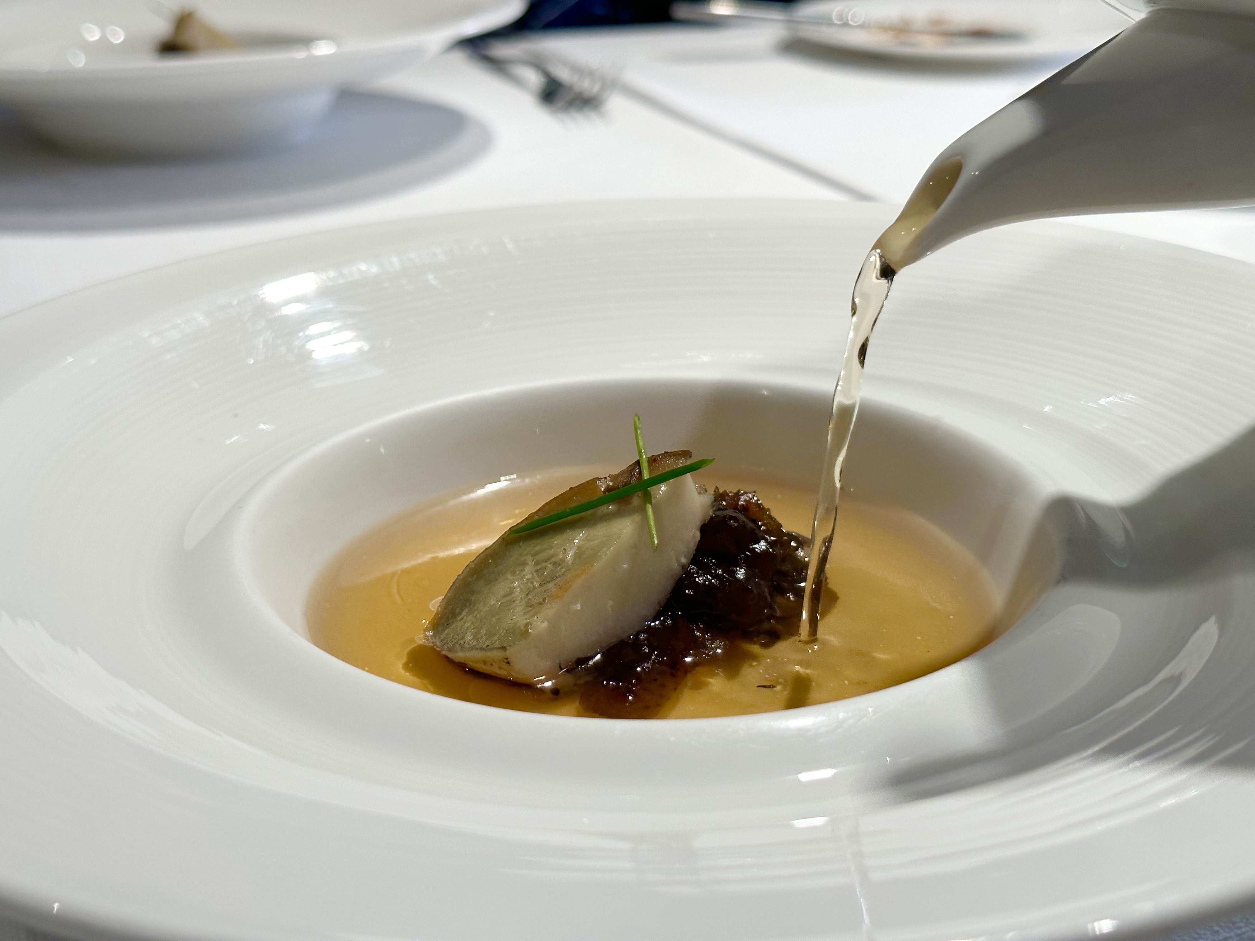 「上湯煨鮑魚海參」湯頭清澈甘美，鮑魚彈脆鮮甜，海參Q軟有味。（套餐菜色）