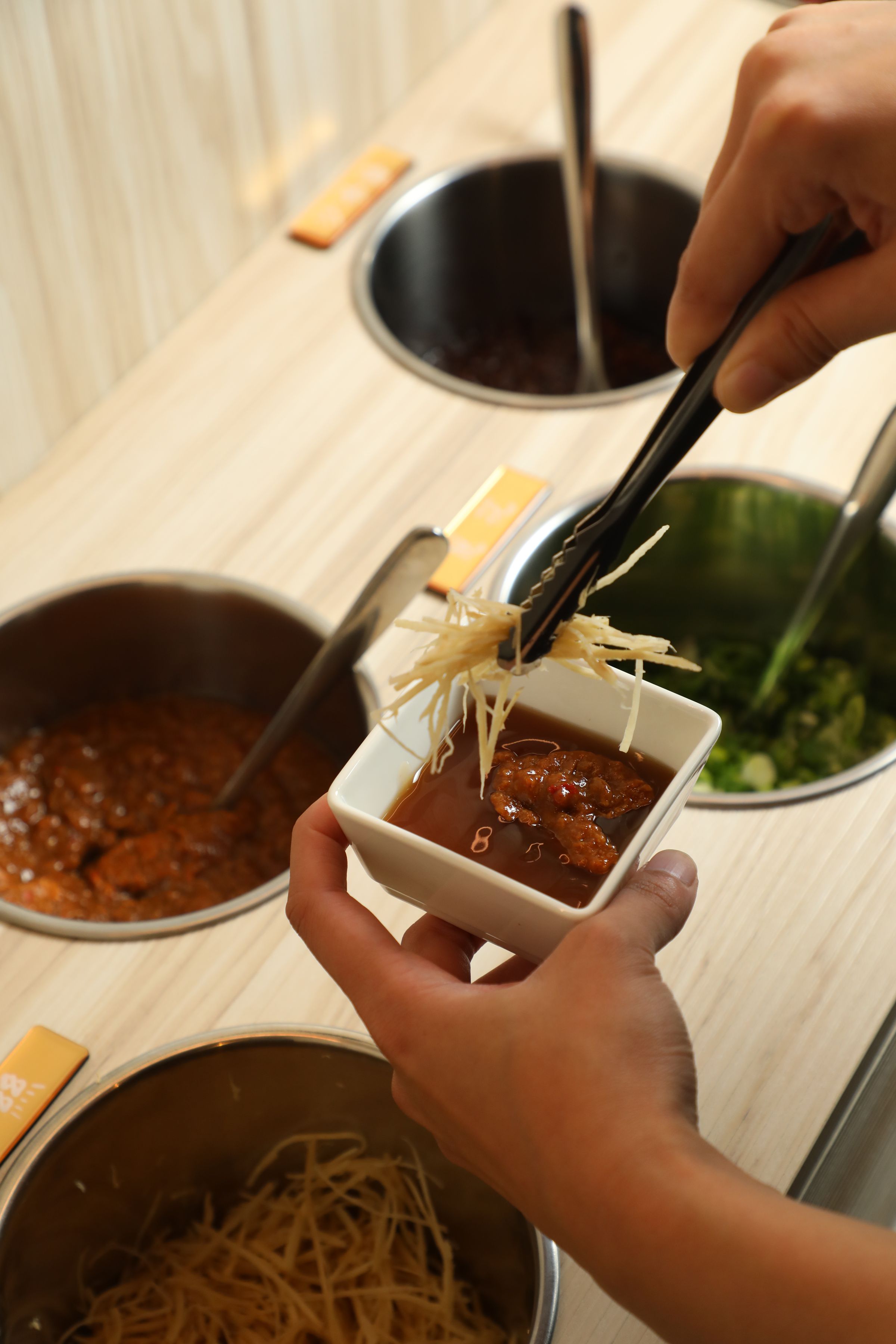 調料台上備有台南風味的甜醬油、薑絲與豆瓣醬。