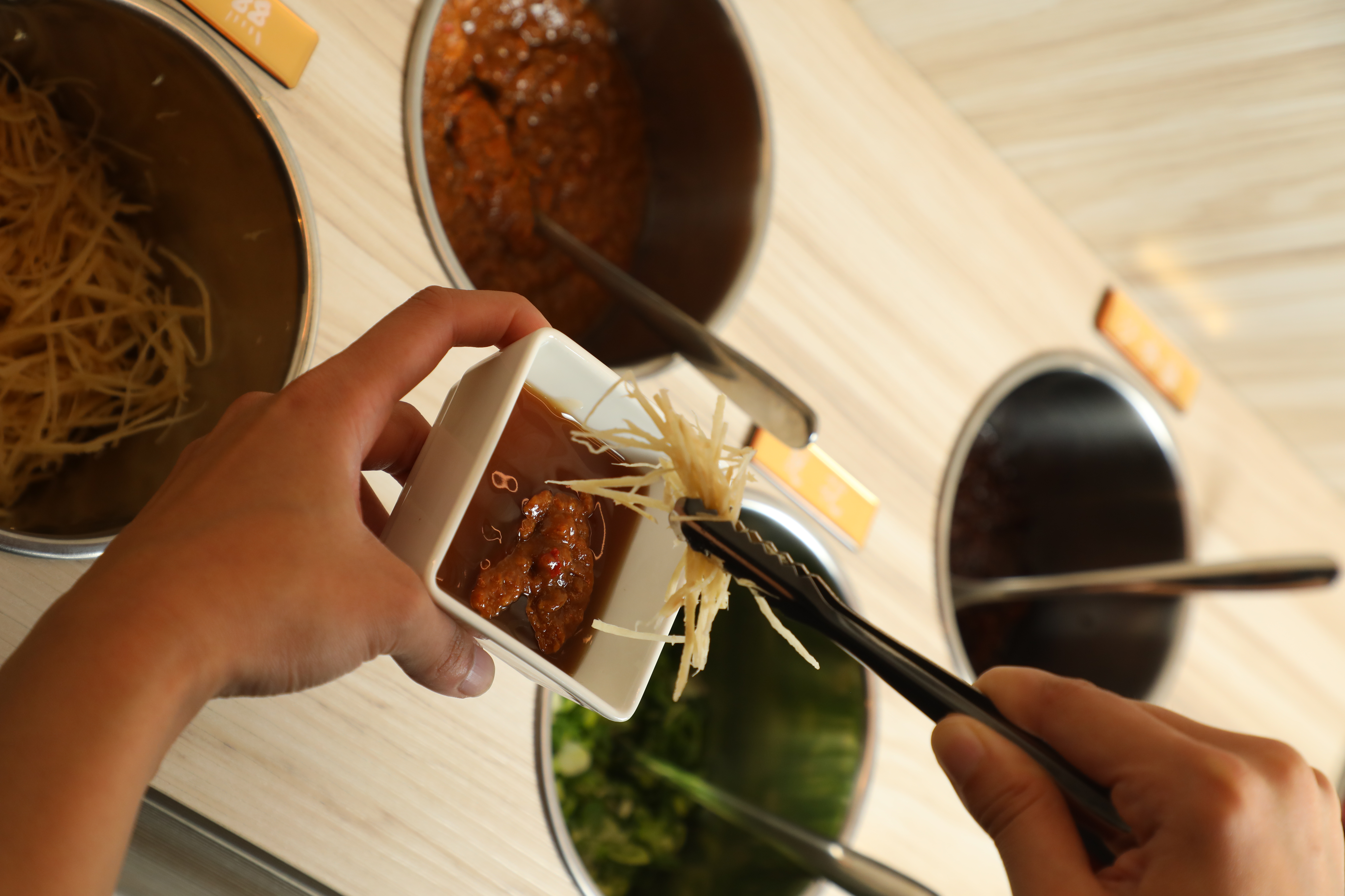 調料台上備有台南風味的甜醬油、薑絲與豆瓣醬。