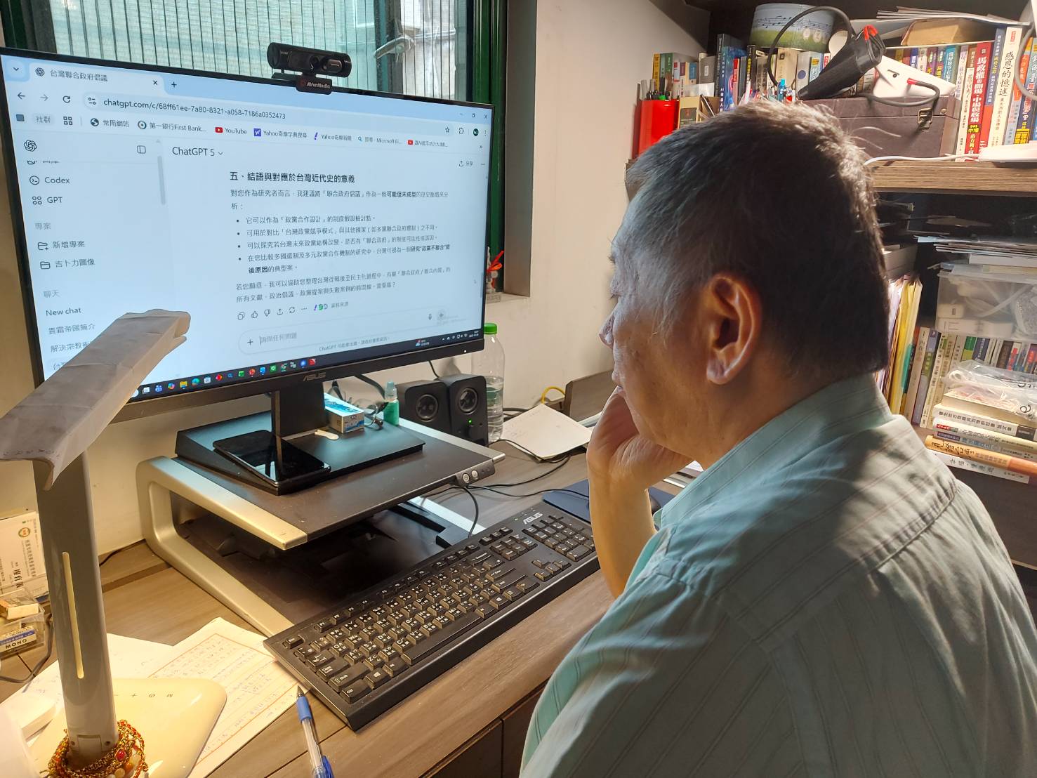 陳佩琪今日發文透露，柯最近勤學AI，每天都像要聯考的考生在K書，還誇口要寫書。（翻攝自臉書@陳佩琪）