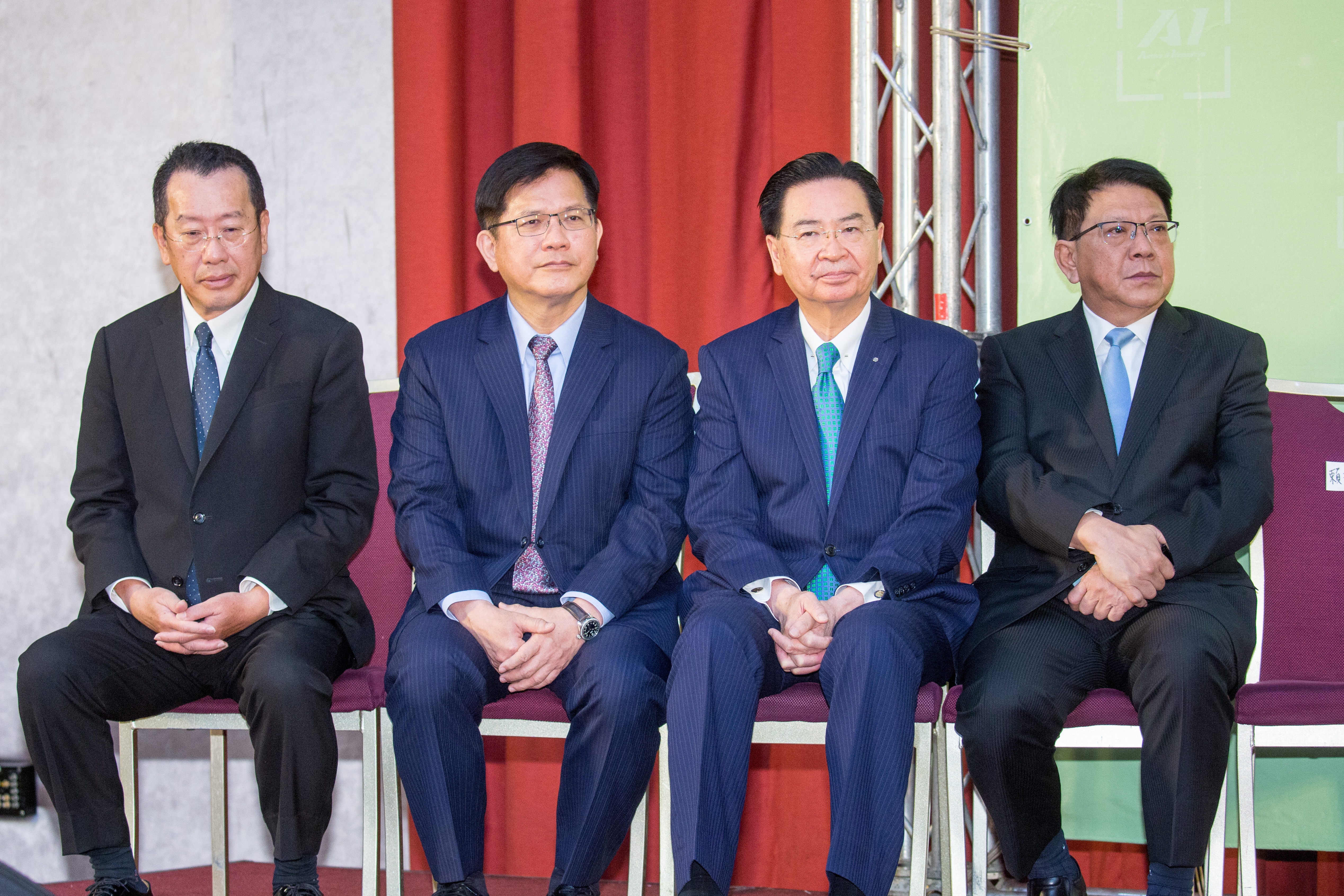 看到政論節目討論龍燮不合傳聞，吳釗燮妻子蘇如玉投書媒體替丈夫說話。（本刊資料照）