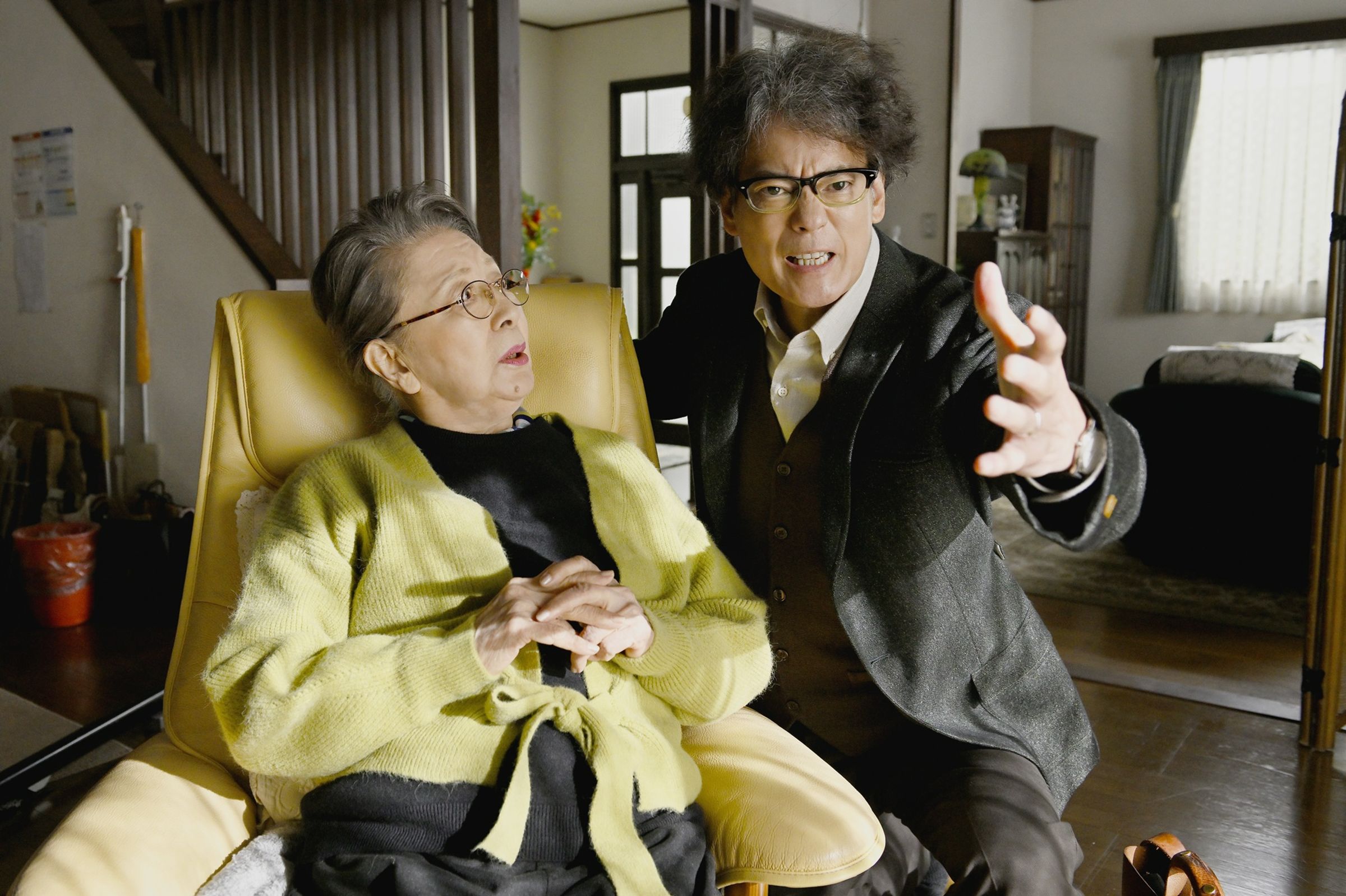現年62歲的唐澤壽明（右）在《九十歲有什麼可喜可賀的》與高齡90歲的草笛光子（左）有不少對手戲。（車庫娛樂提供）