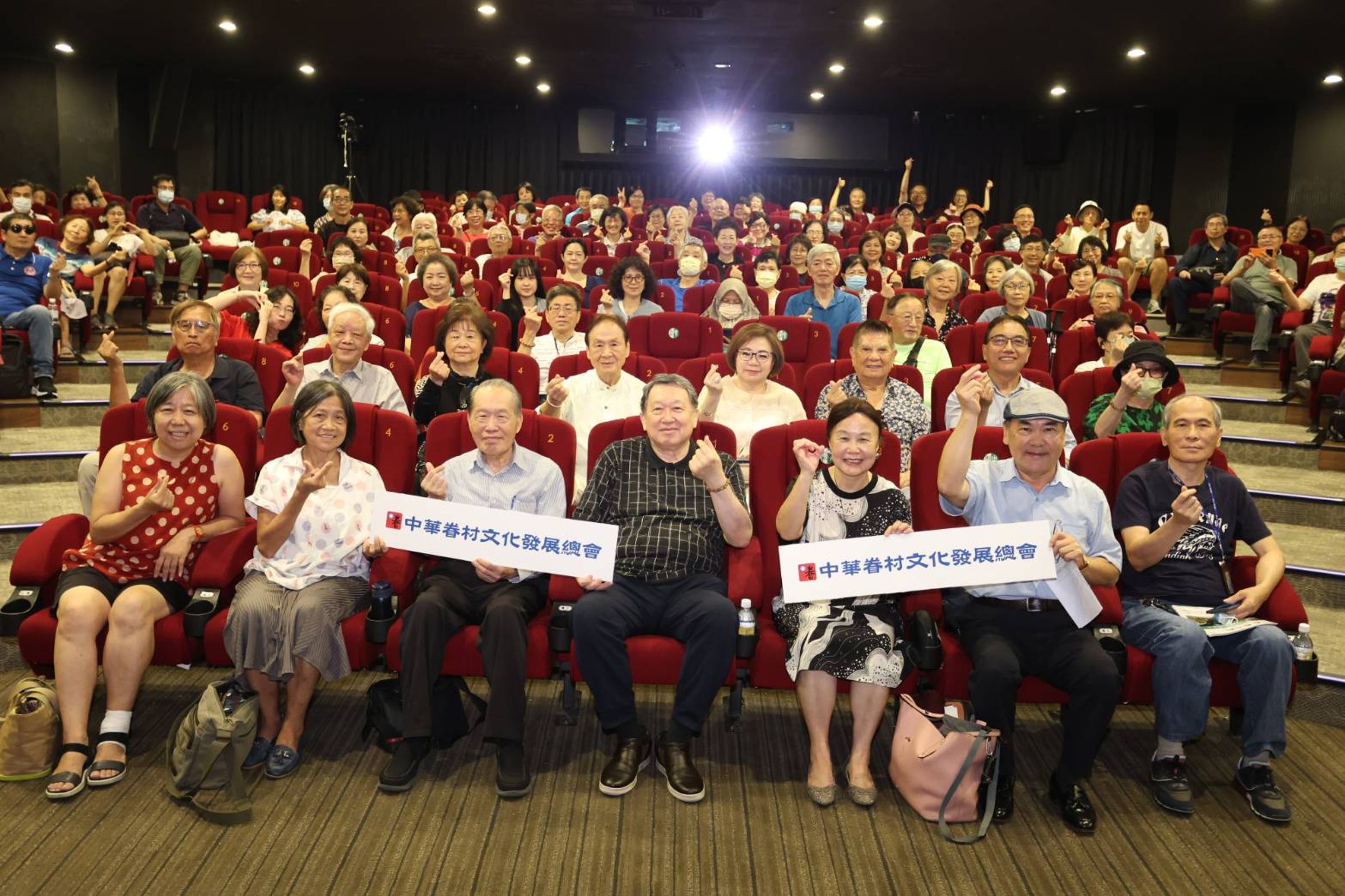 由中華眷村文化發展總會贊助的《念念眷村》特映會，吸引爆滿人潮，8月24日在台北真善美戲院圓滿落幕。