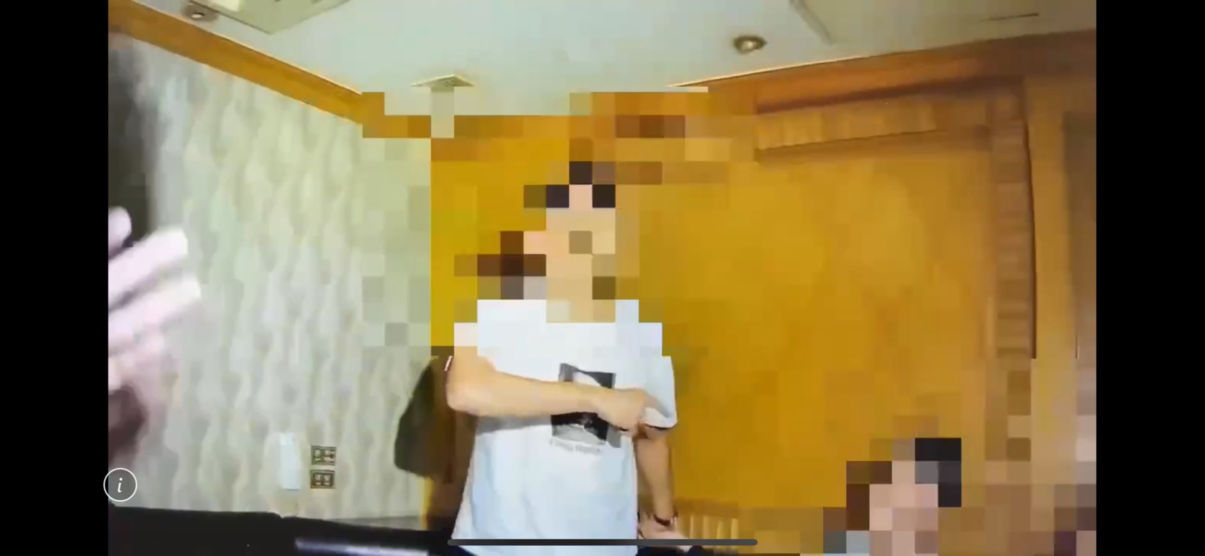 王柏傑臉上留有一道血痕,警方進入時他正在包廂內與陳解釋說明。(翻攝畫面)