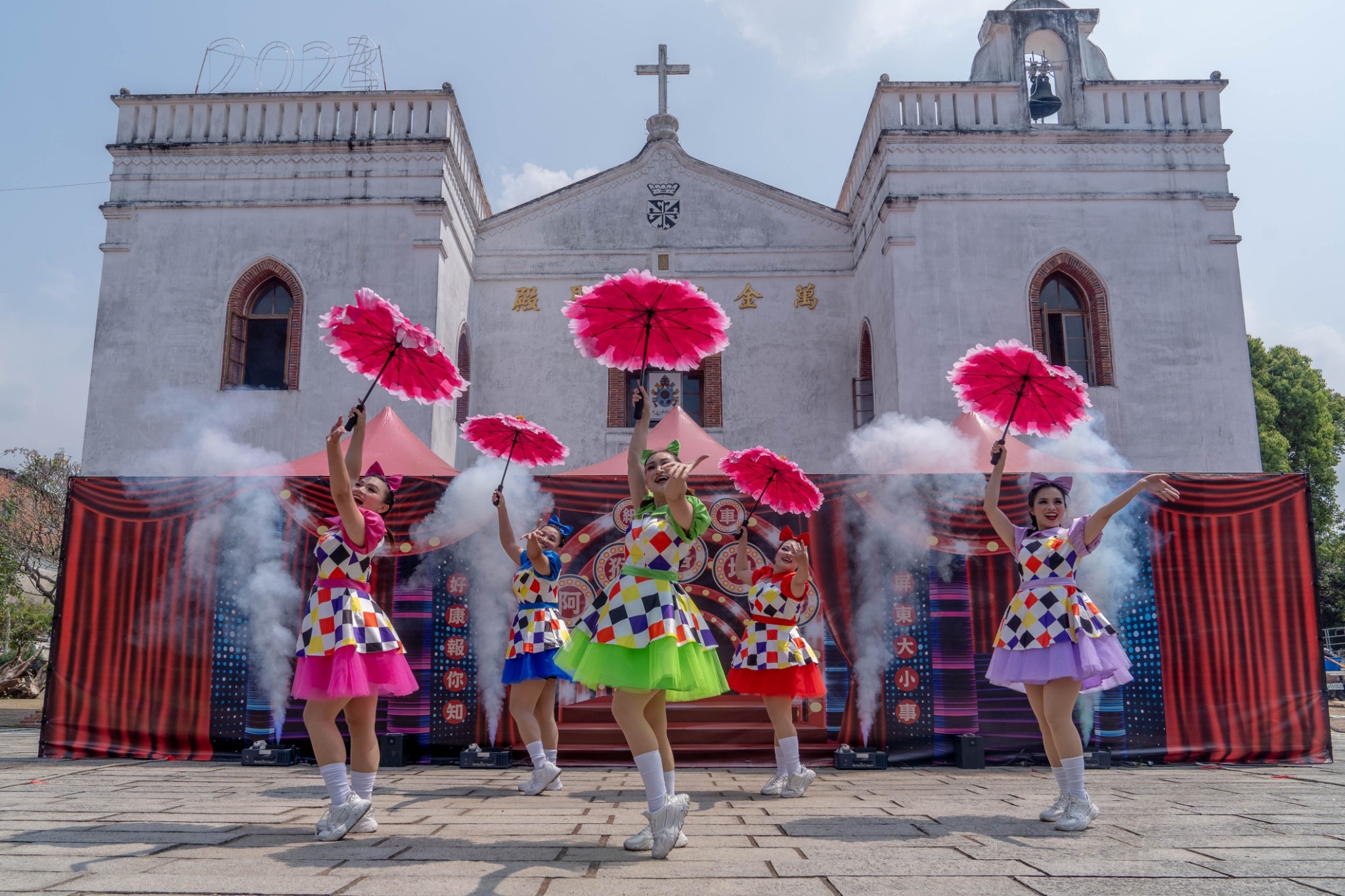 紙風車「阿猴落地掃」巡演活動本週在屏東表演四場，吸引4,000名觀眾同樂。（紙風車提供）