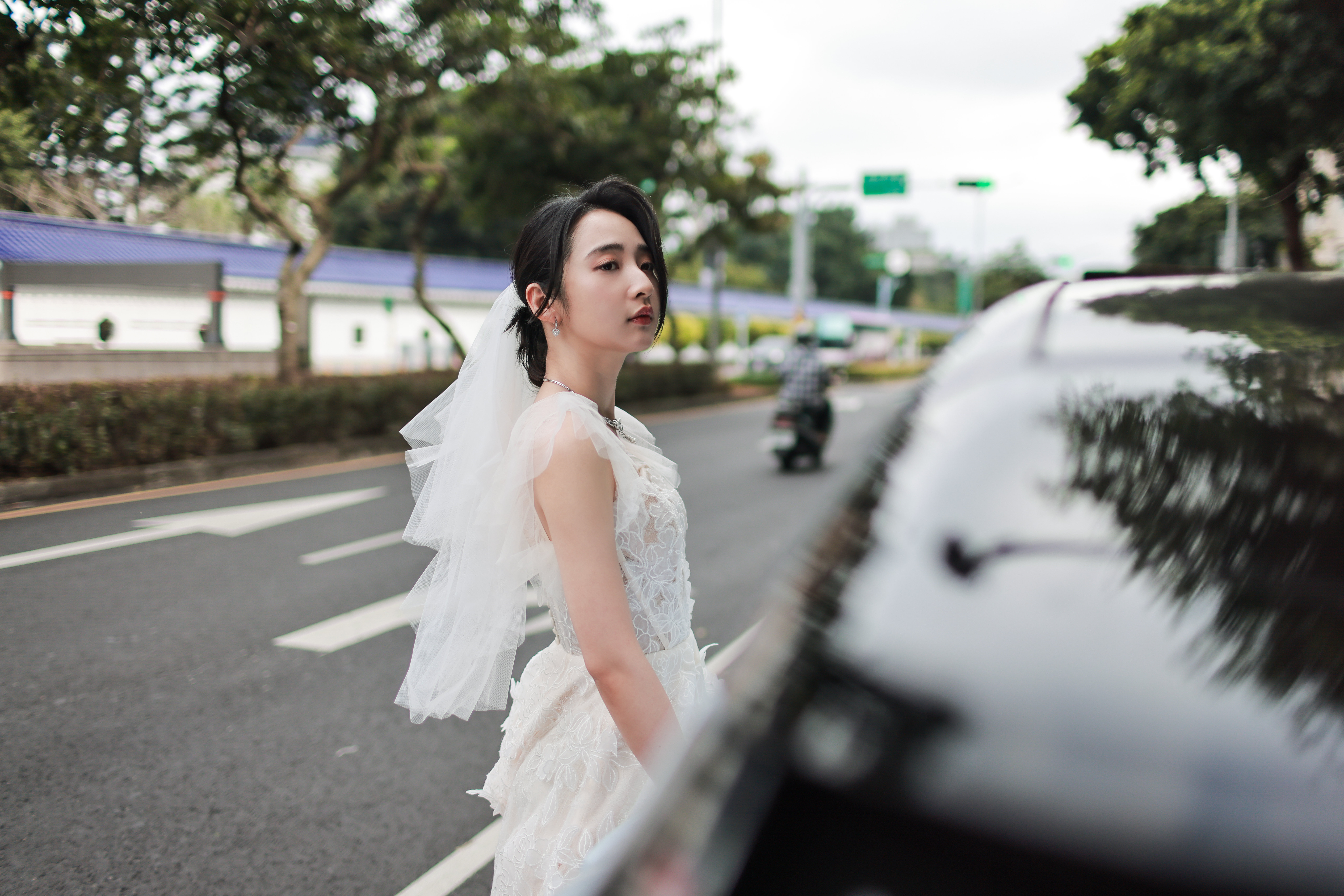 婚內失戀系列電視電影《慶祝》李沐在拍婚紗前發現有緊急工作事務,只好中途下車。(寬想國際娛樂提供)