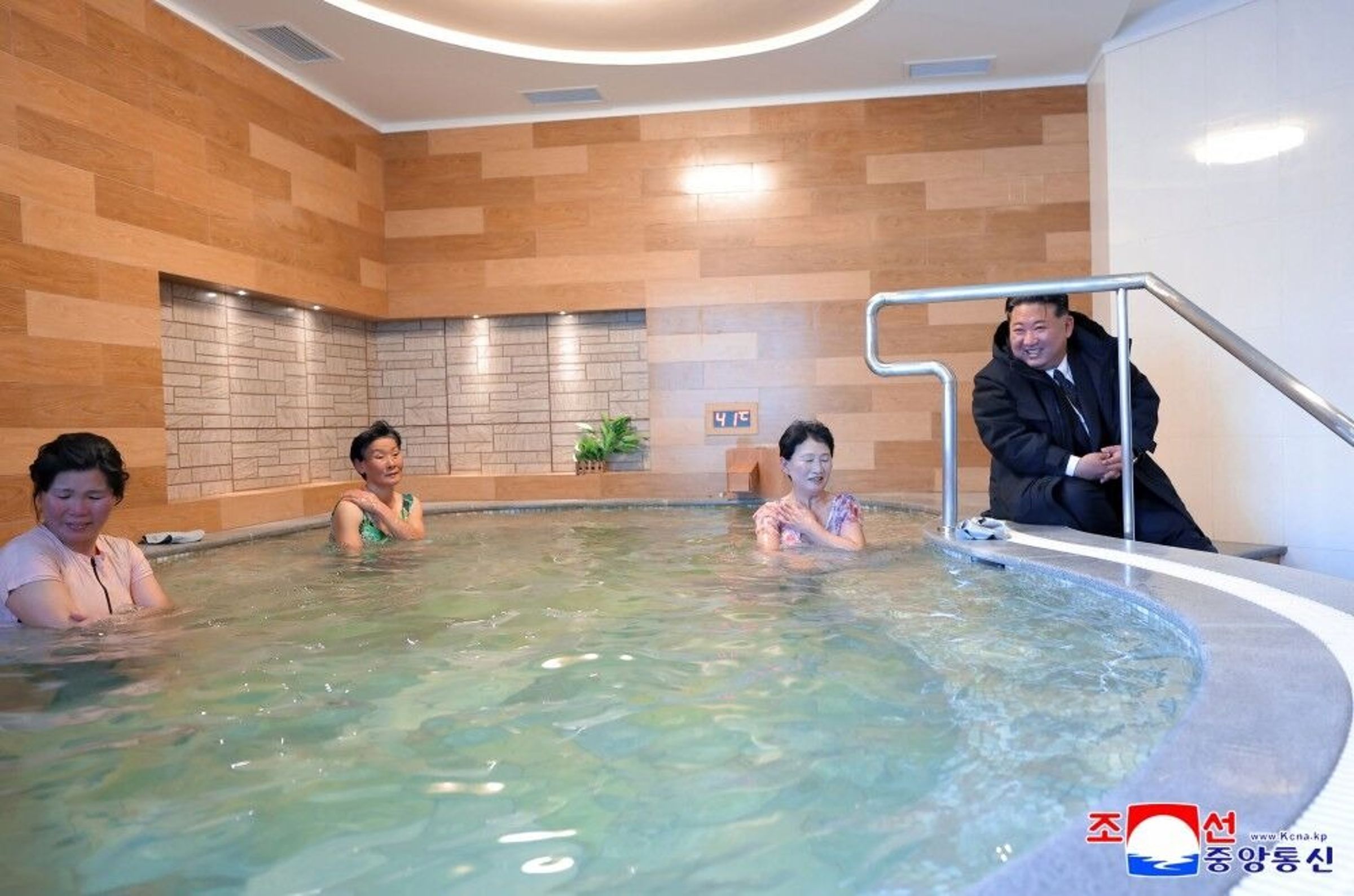 北韓領導人金正恩視察女湯被南韓網友批評。（翻攝自朝中社）